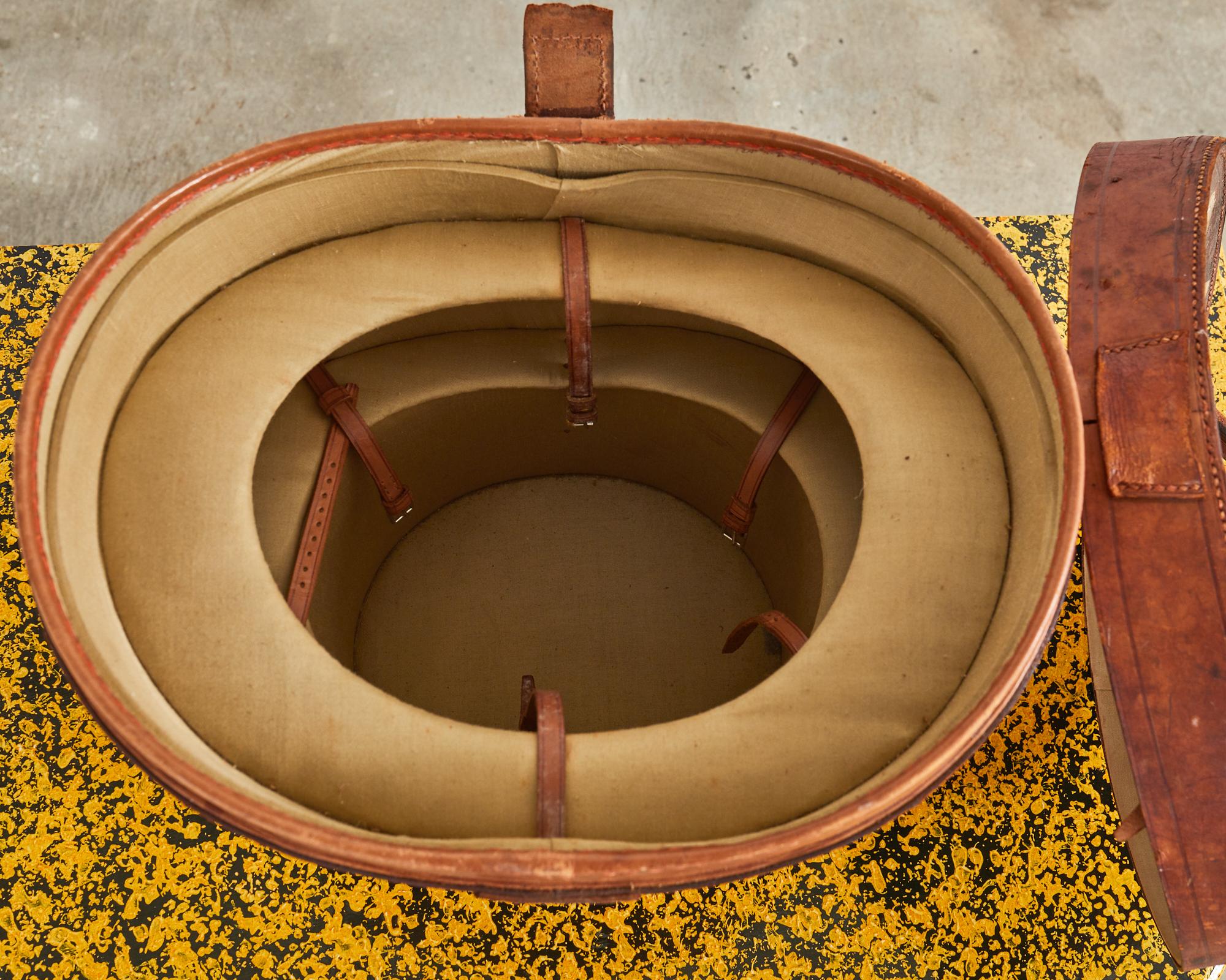 Cuir Boîte à chapeaux ovale en cuir Regency du 19e siècle en vente