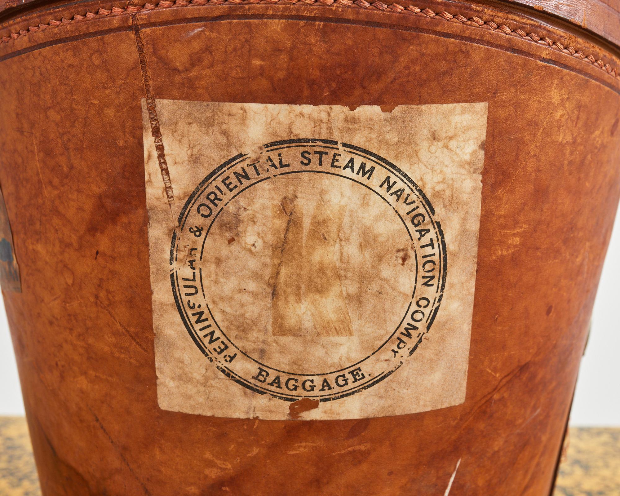 Boîte à chapeaux ovale en cuir Regency du 19e siècle en vente 1