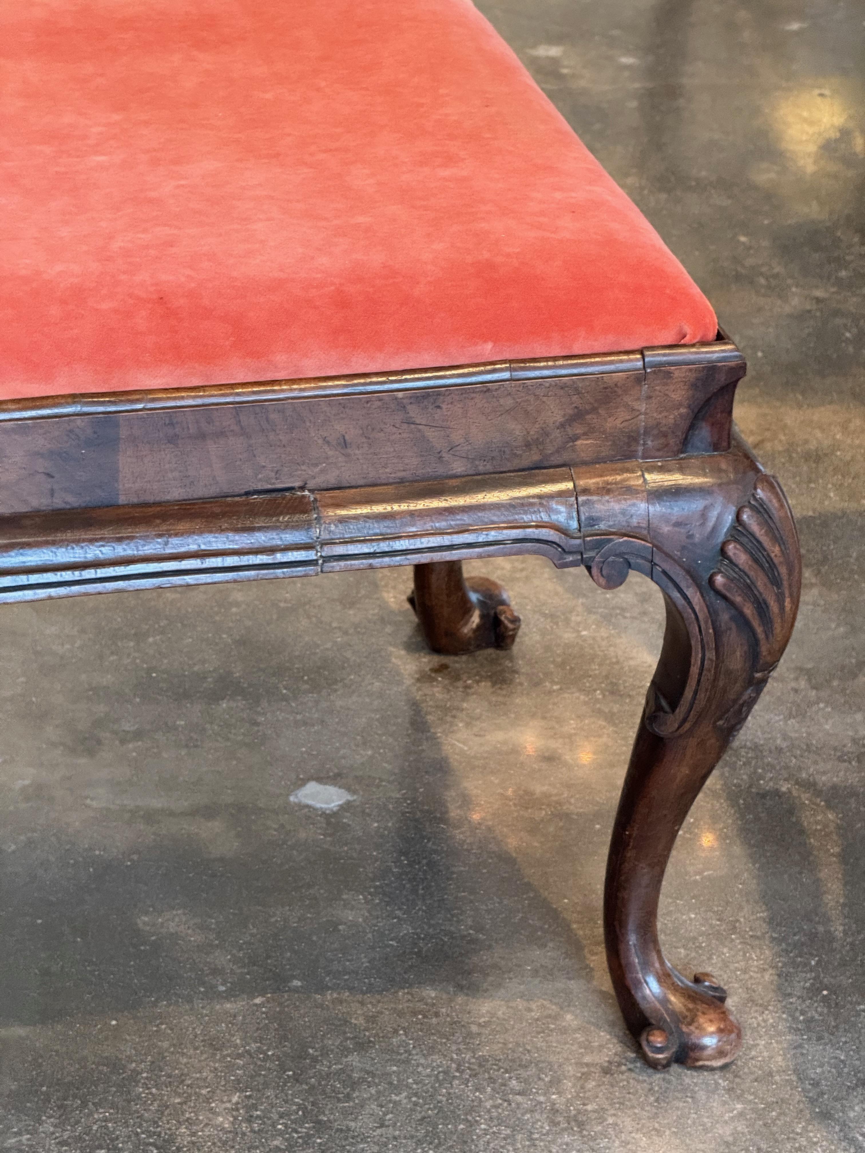 Banc de style English Regency du 19ème siècle avec sculpture en coquillage et pieds cabriole Bon état - En vente à Charlottesville, VA