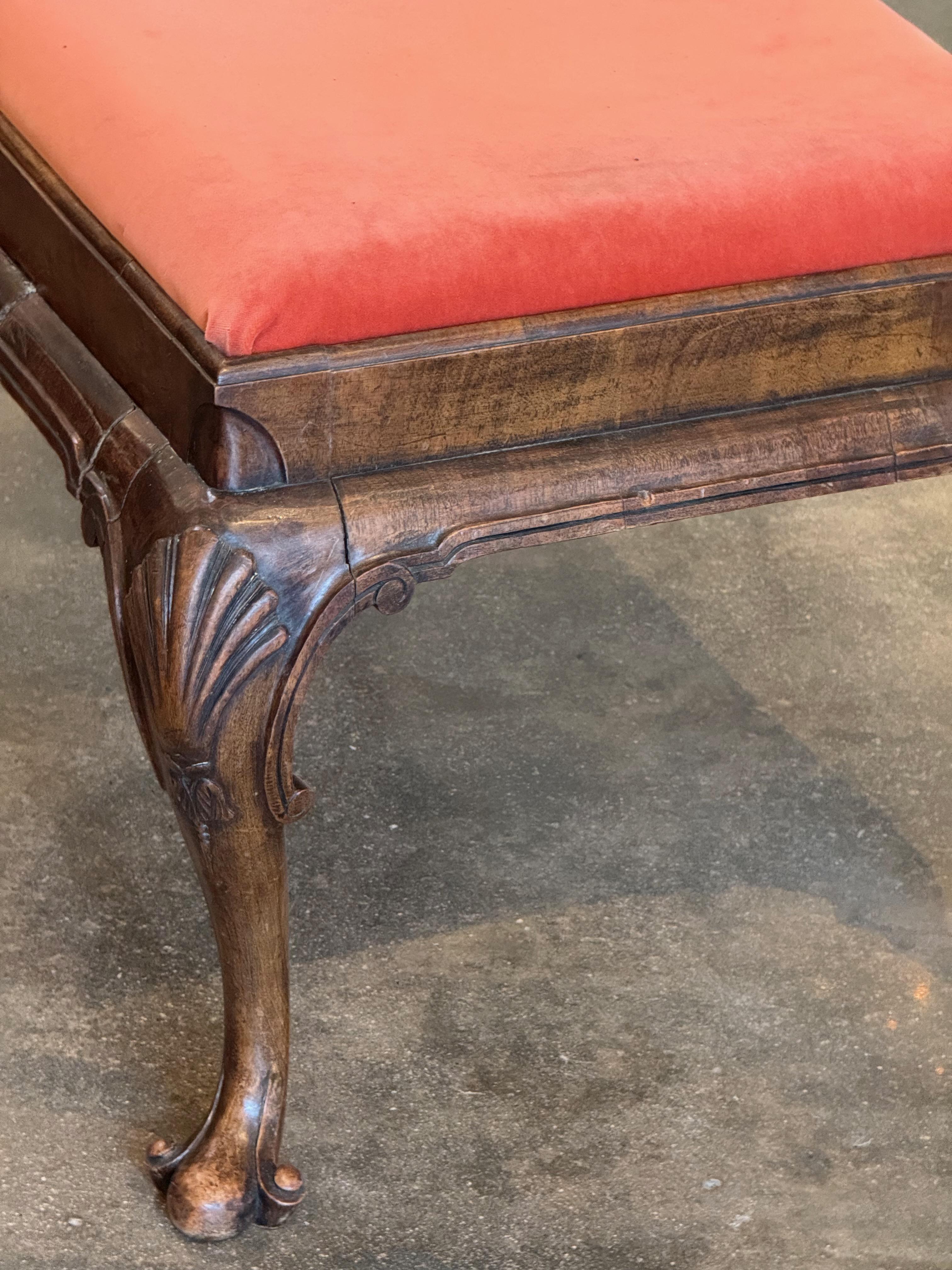 Banc de style English Regency du 19ème siècle avec sculpture en coquillage et pieds cabriole en vente 1