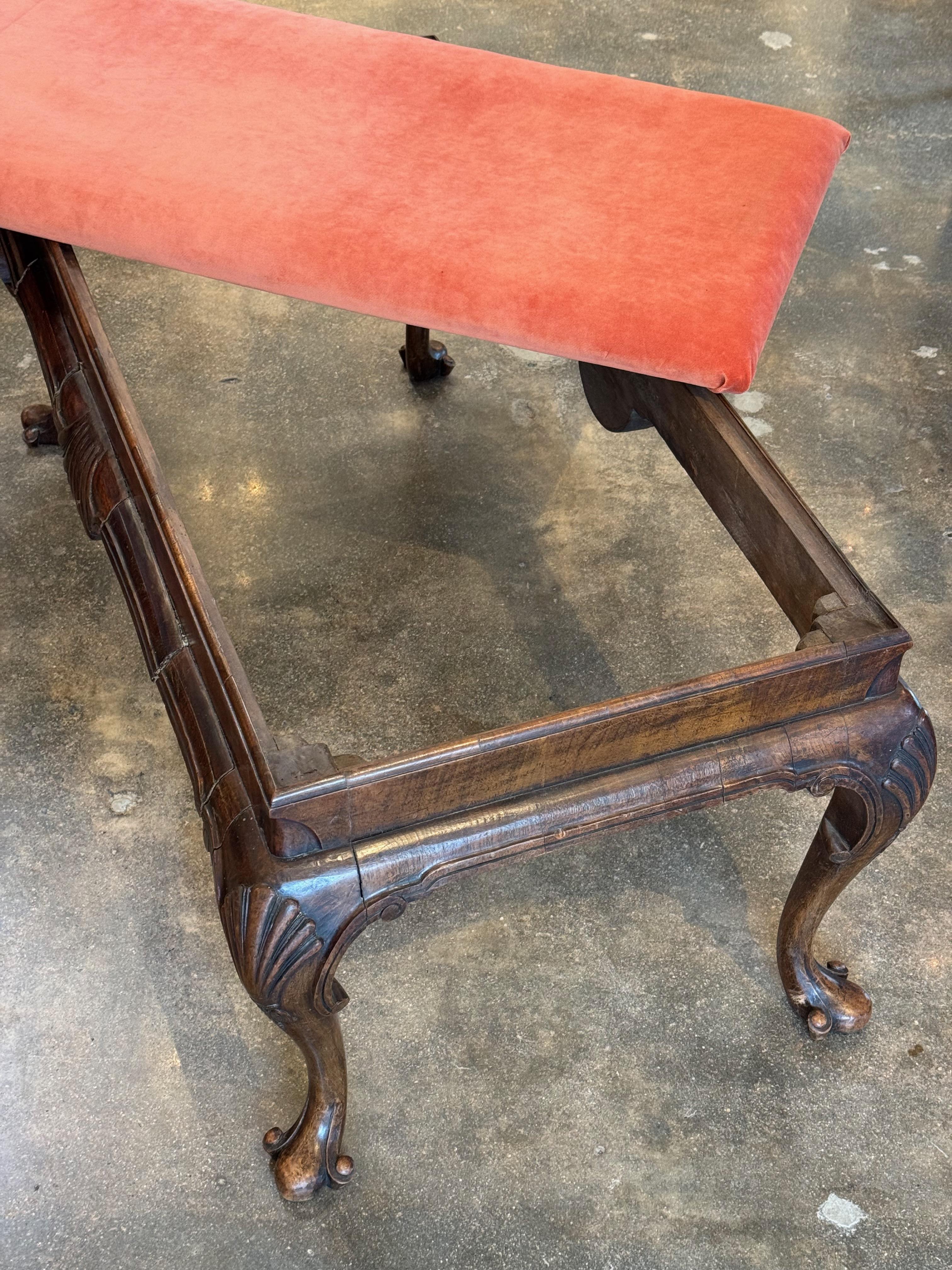 Banc de style English Regency du 19ème siècle avec sculpture en coquillage et pieds cabriole en vente 2