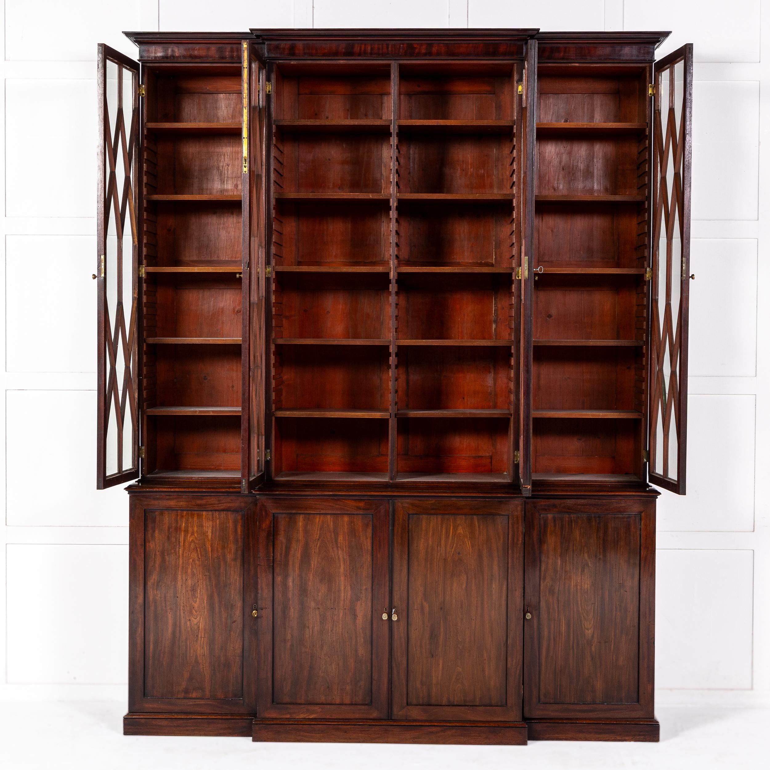Libreria di qualità in mogano della Reggenza inglese, attribuita a Gillows.

Questo eccellente pezzo è a forma di fronte e di eccellenti proporzioni a vita bassa; la sezione superiore è composta da vari ripiani regolabili dietro quattro ante vetrate