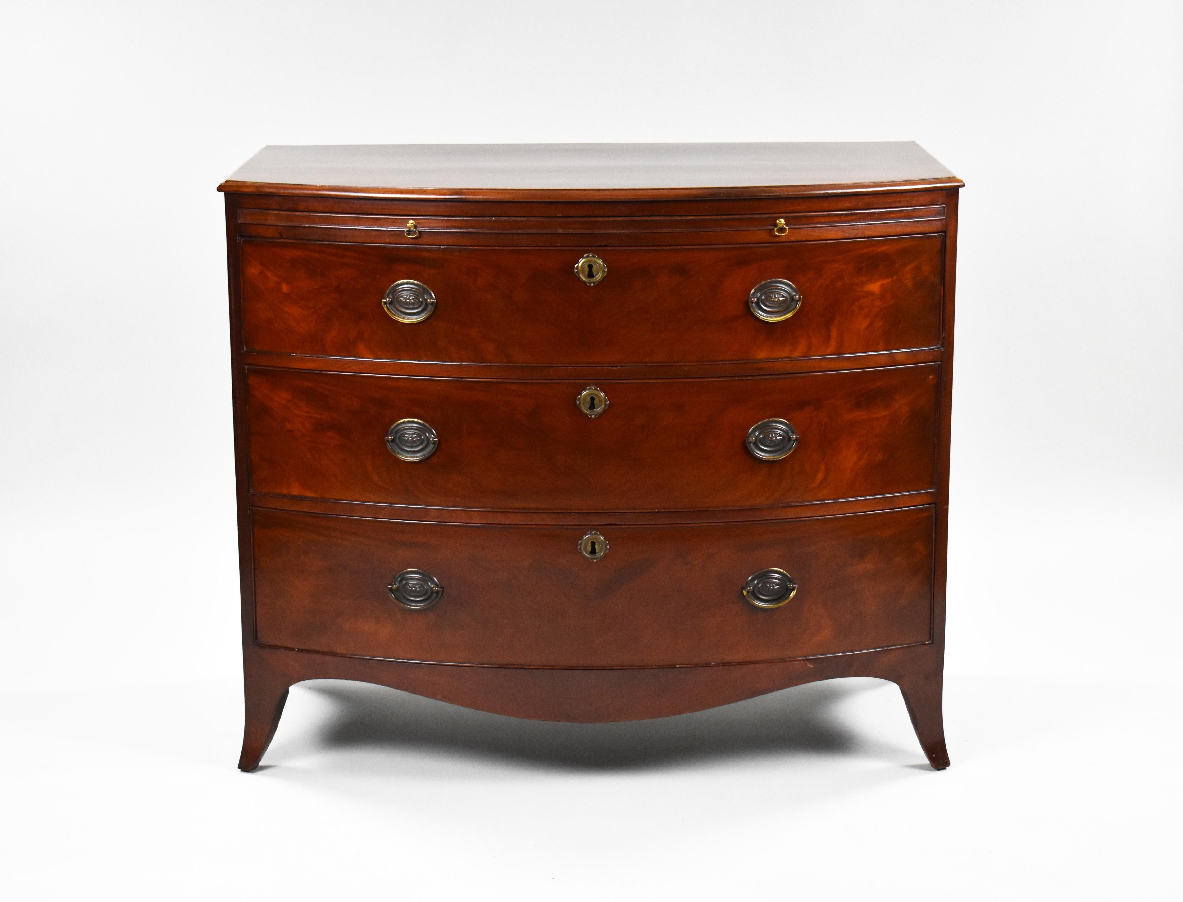 Regency Commode en acajou de style Régence anglaise du 19e siècle à façade en arc de cercle en vente