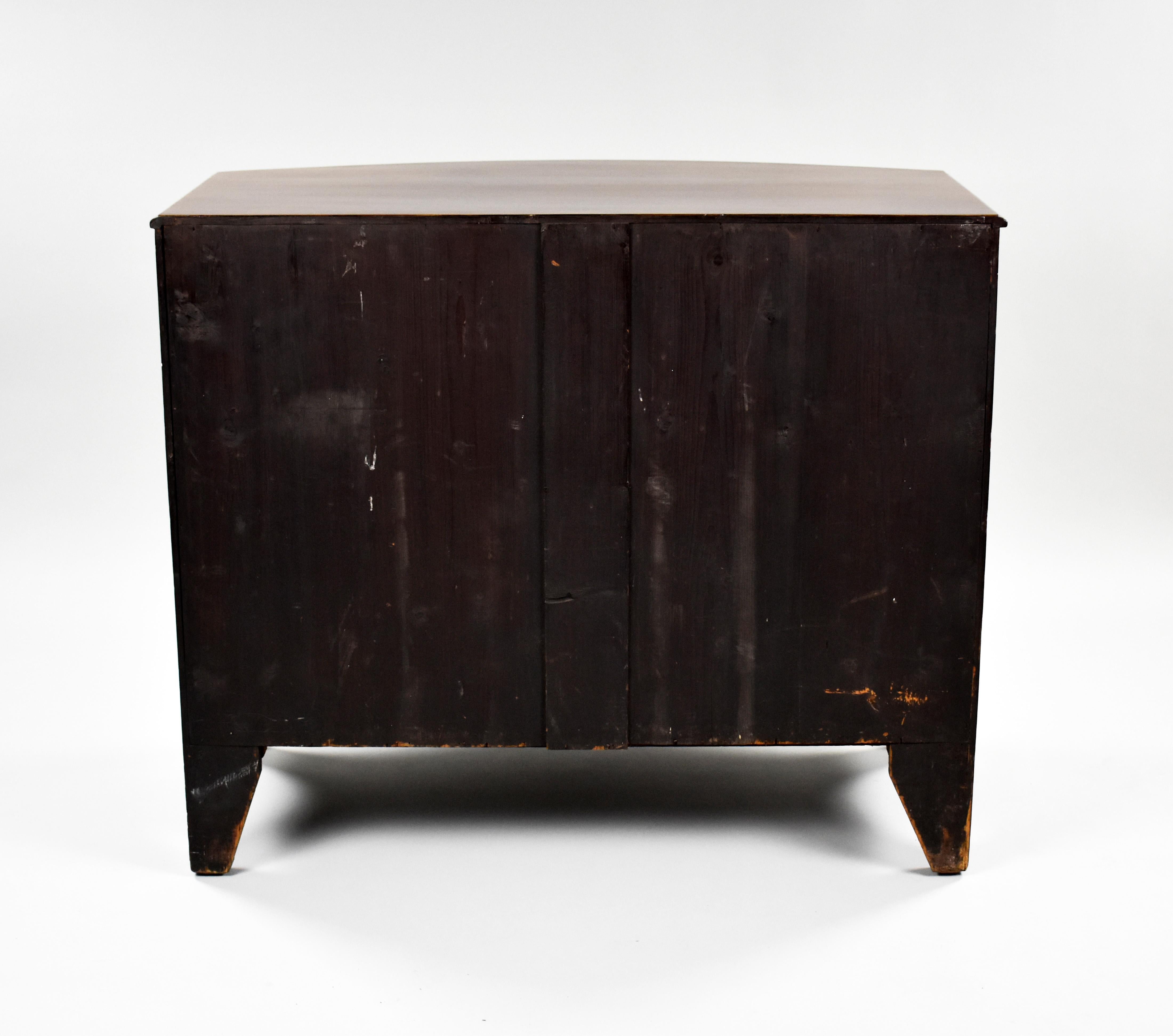 XIXe siècle Commode en acajou de style Régence anglaise du 19e siècle à façade en arc de cercle en vente