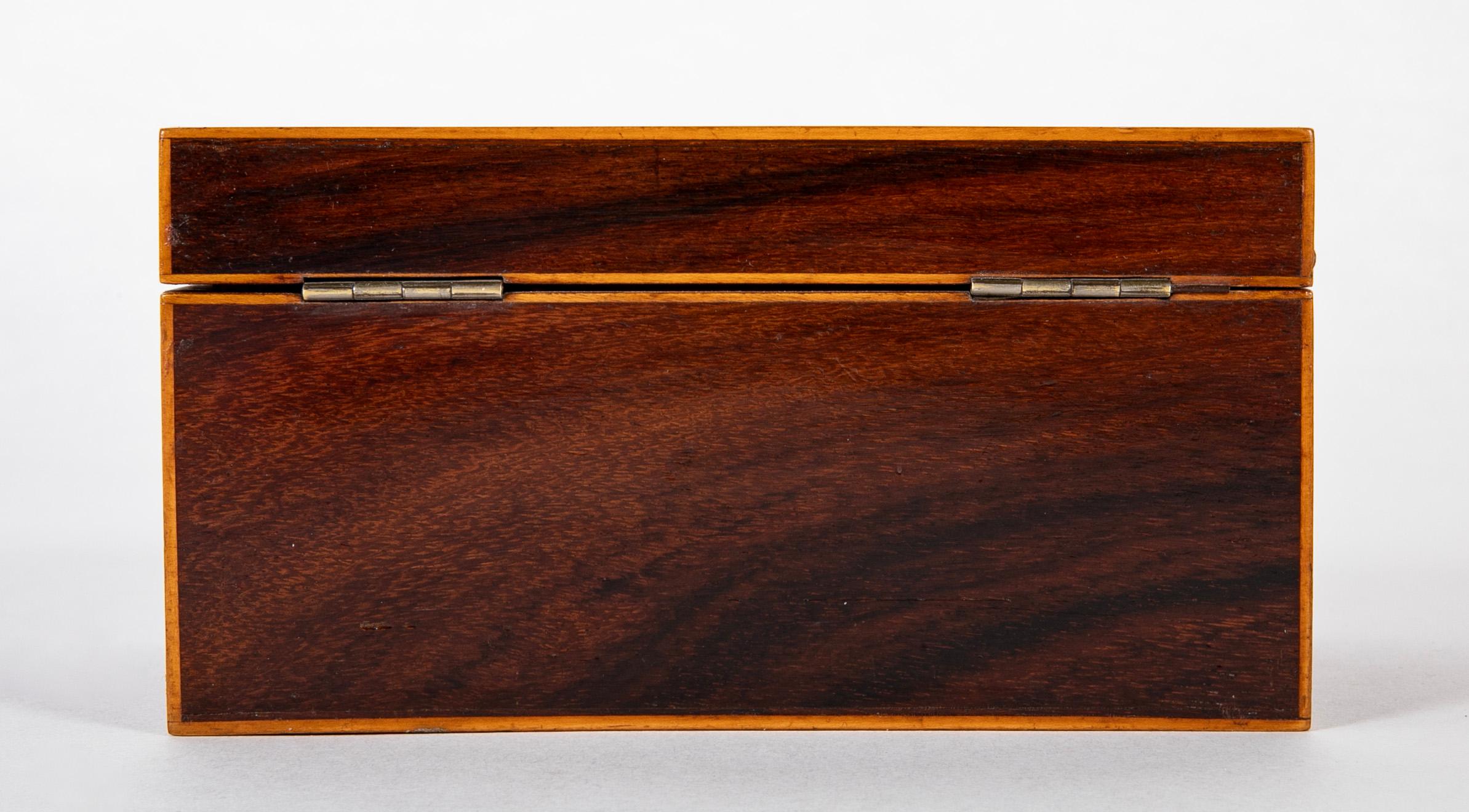 Scatola inglese Regency del XIX secolo in mogano con intarsi in legno satinato in vendita 2