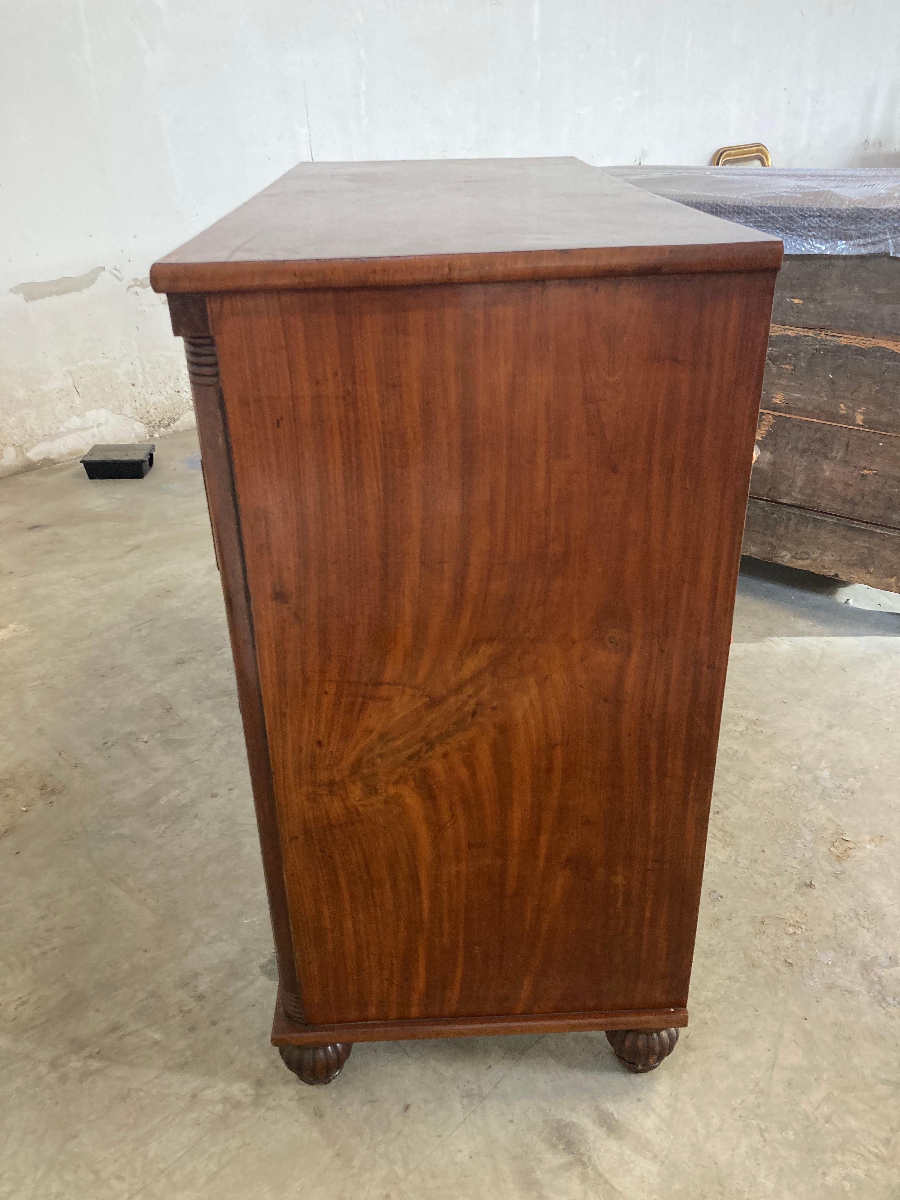 Cassettiera inglese Regency in mogano del XIX secolo in vendita 5