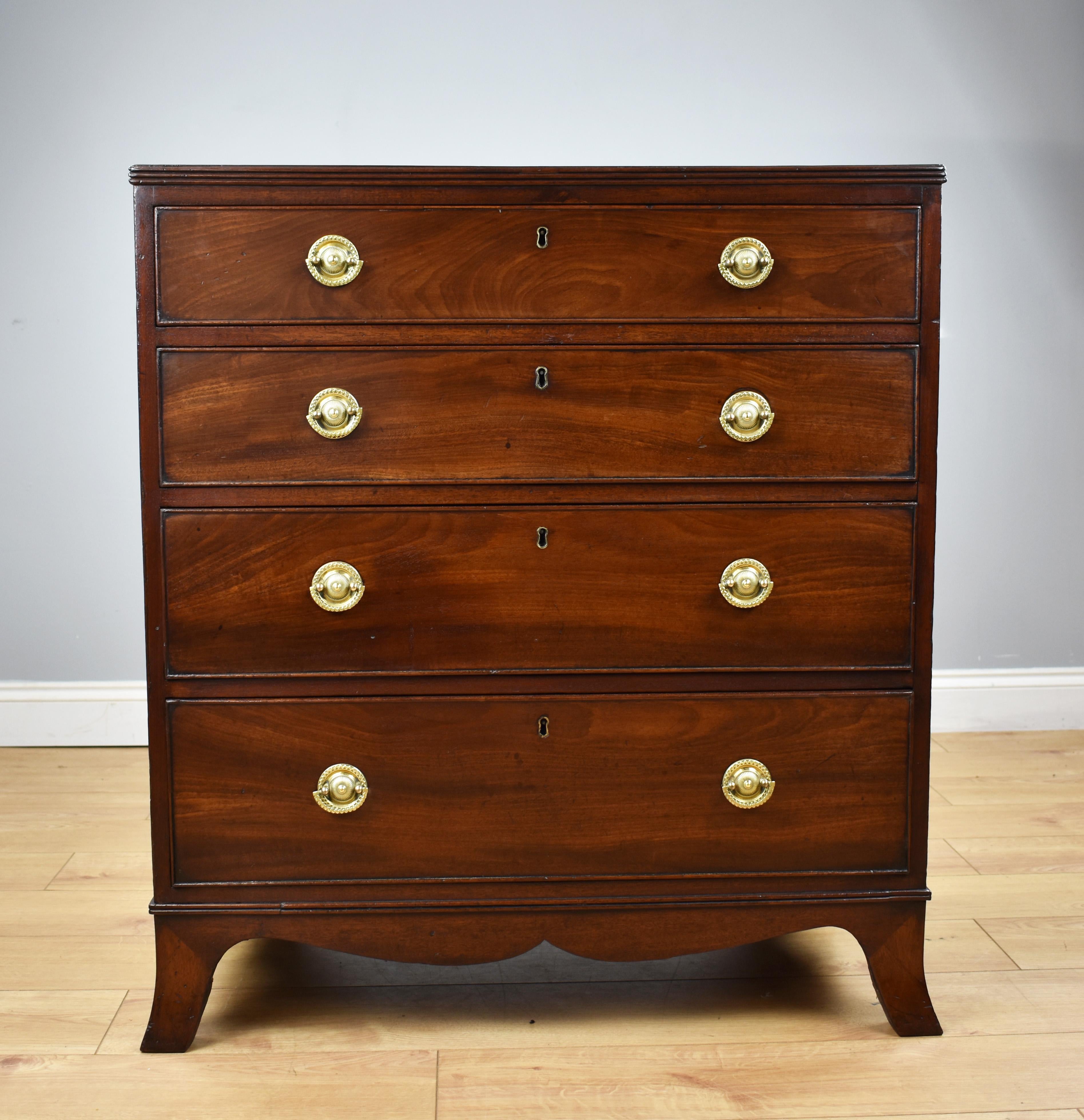 For sale is a good quality Regency mahogany chest of drawers, having four graduated drawers, each with brass handles. The chest is raised on nicely splayed feet and is in very good condition for its age. 

Measures: Width 32