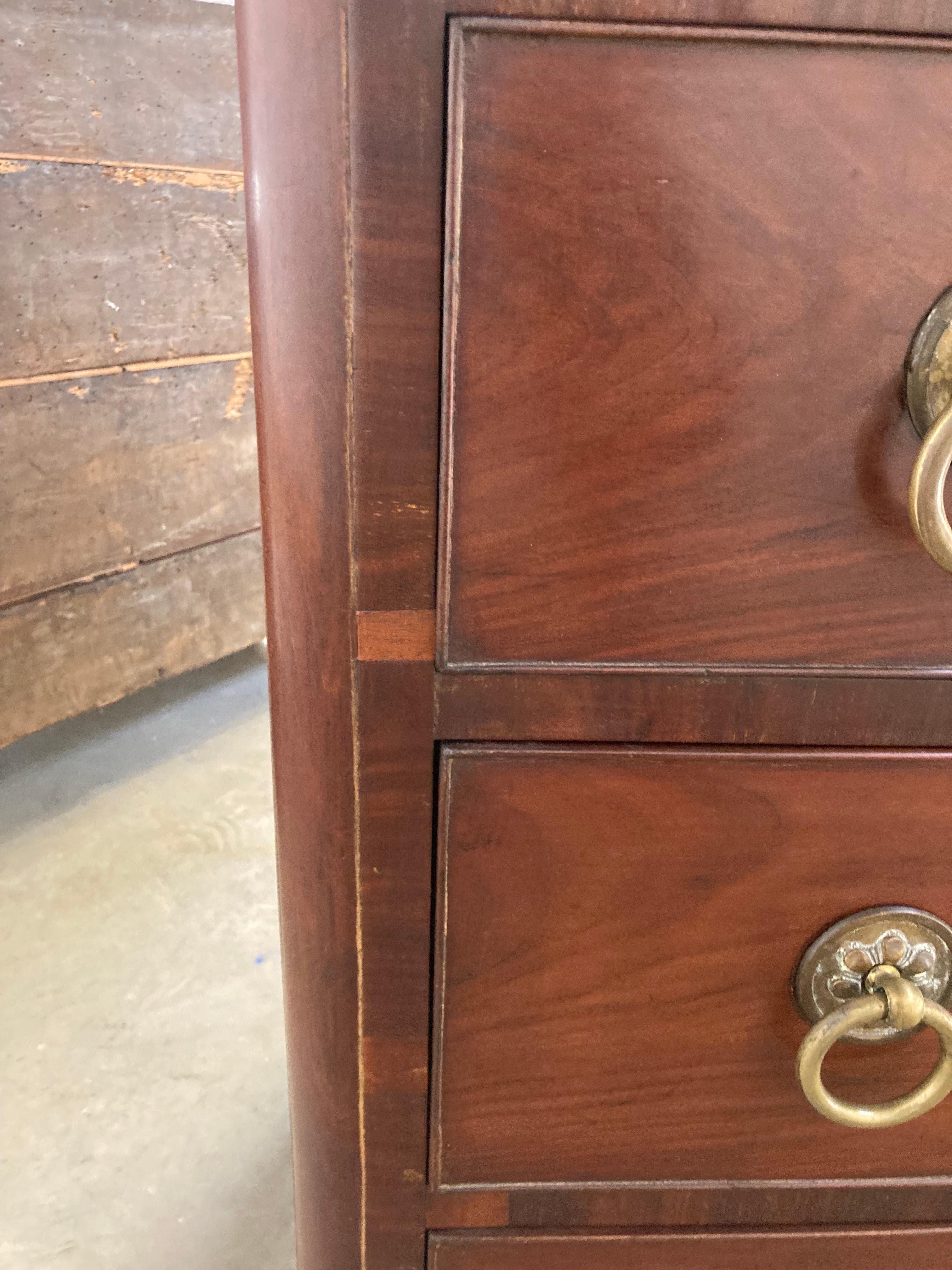 Cassettiera inglese Regency in mogano del XIX secolo in vendita 4