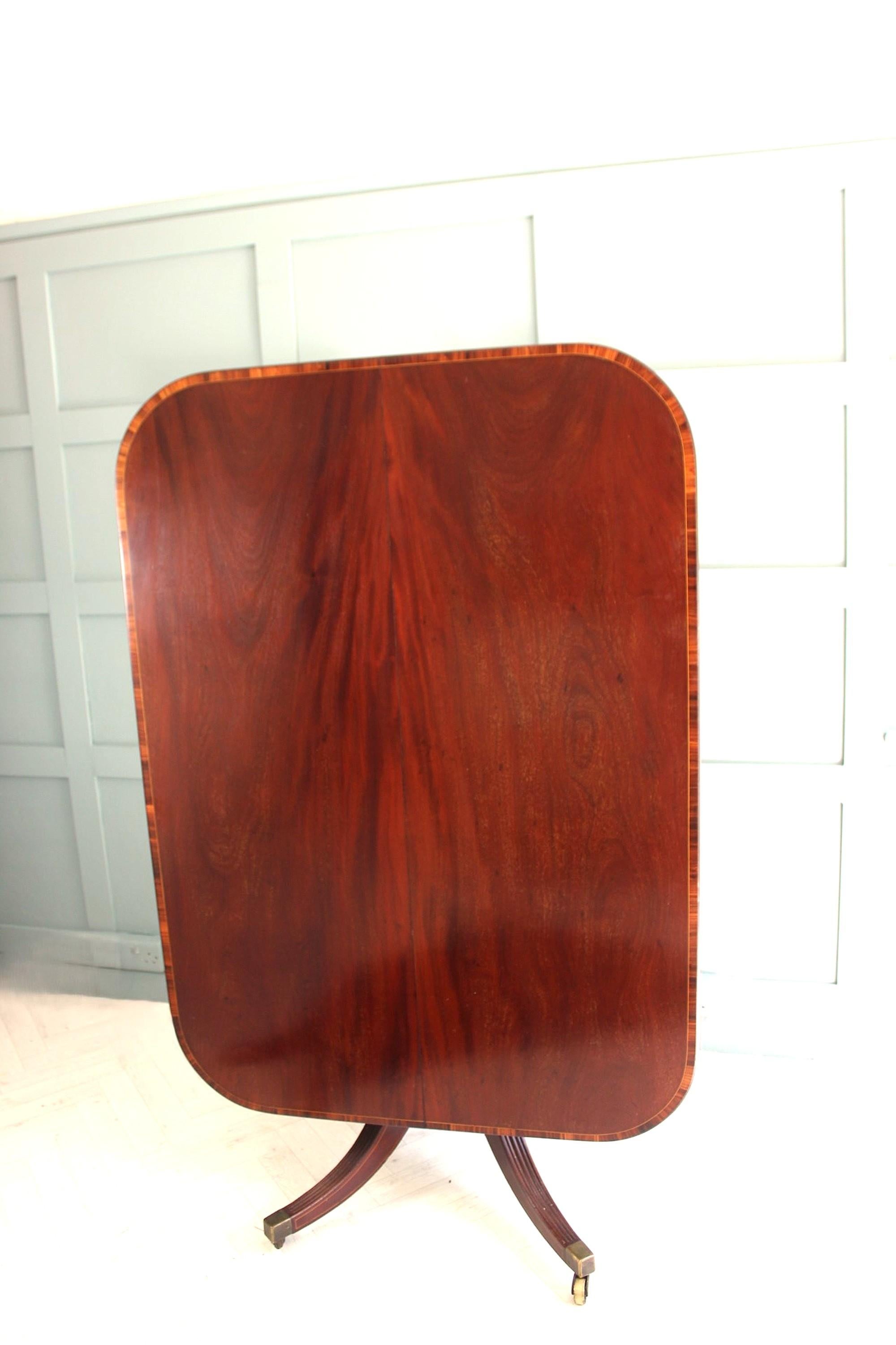 Table de salle à manger / table de petit déjeuner Regency en acajou

Cette table à déjeuner en acajou de style Regency du début du XIXe siècle présente une forme rectangulaire classique, ce qui la rend parfaite pour les salles à manger et les