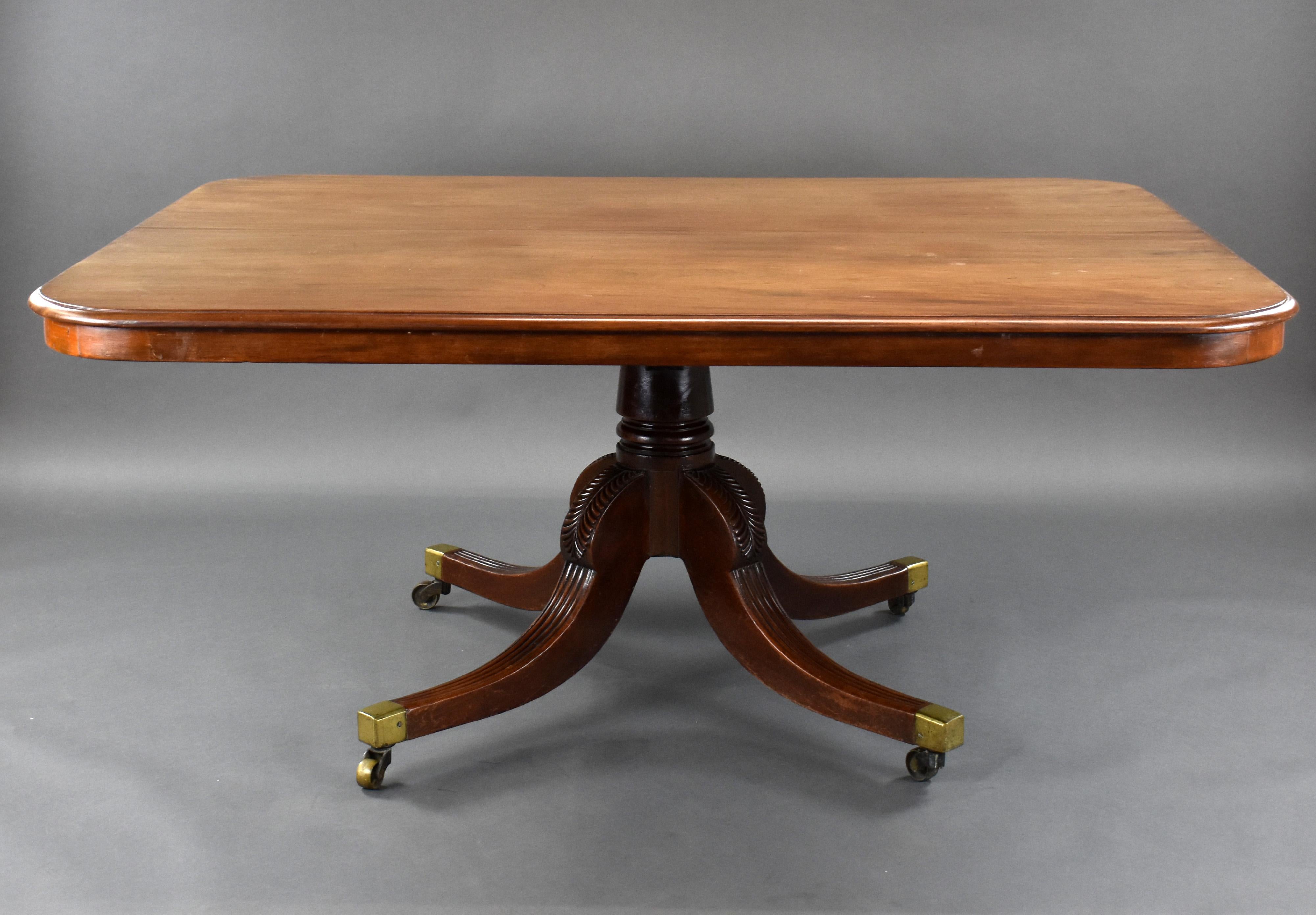 Regency Table de salle à manger de style Régence anglaise en acajou du 19ème siècle en vente