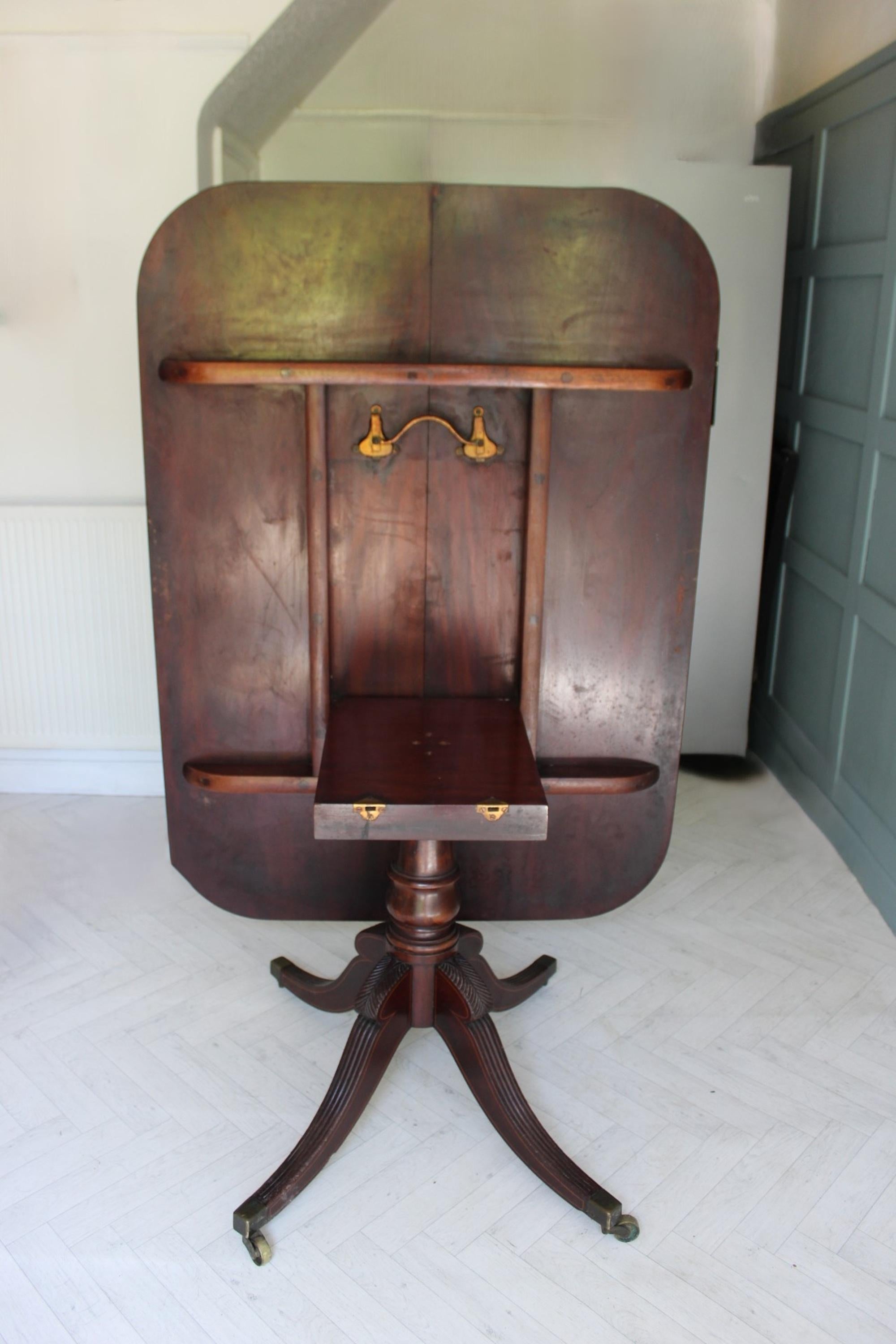 Table de salle à manger Regency anglaise du 19ème siècle en vente 2