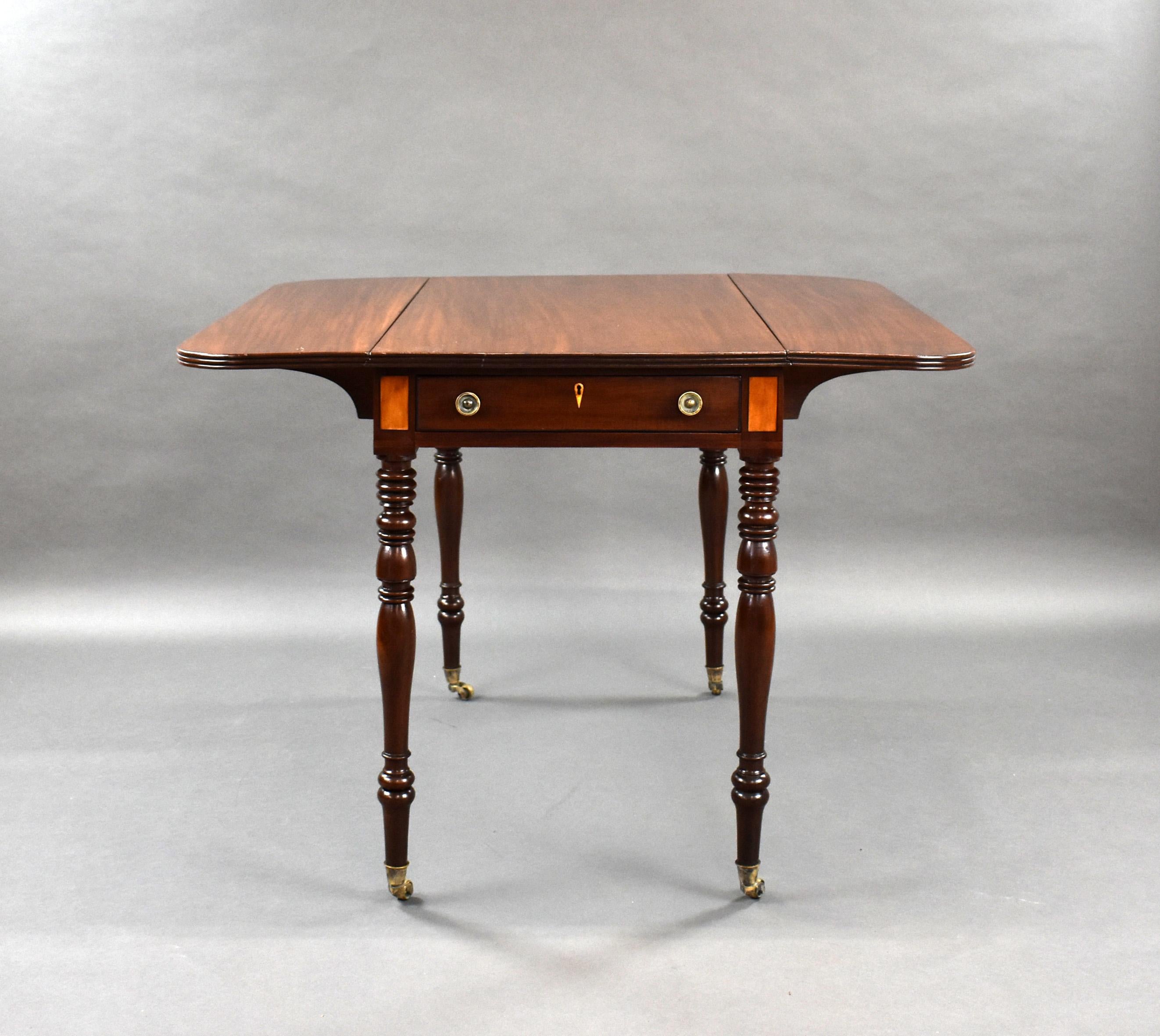 Table Pembroke en acajou de style Régence anglaise du 19e siècle, à abattant en vente 3
