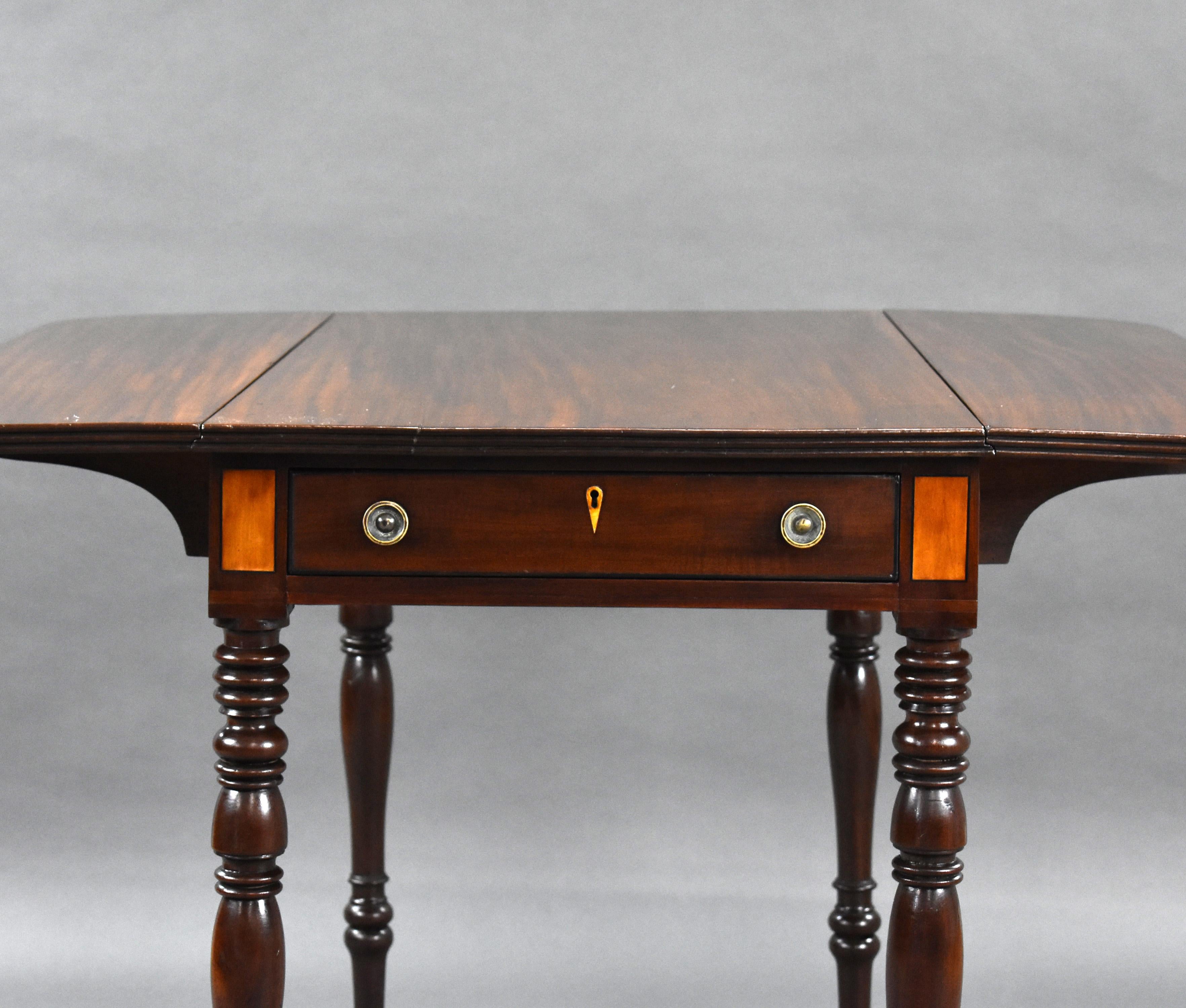 Table Pembroke en acajou de style Régence anglaise du 19e siècle, à abattant en vente 4