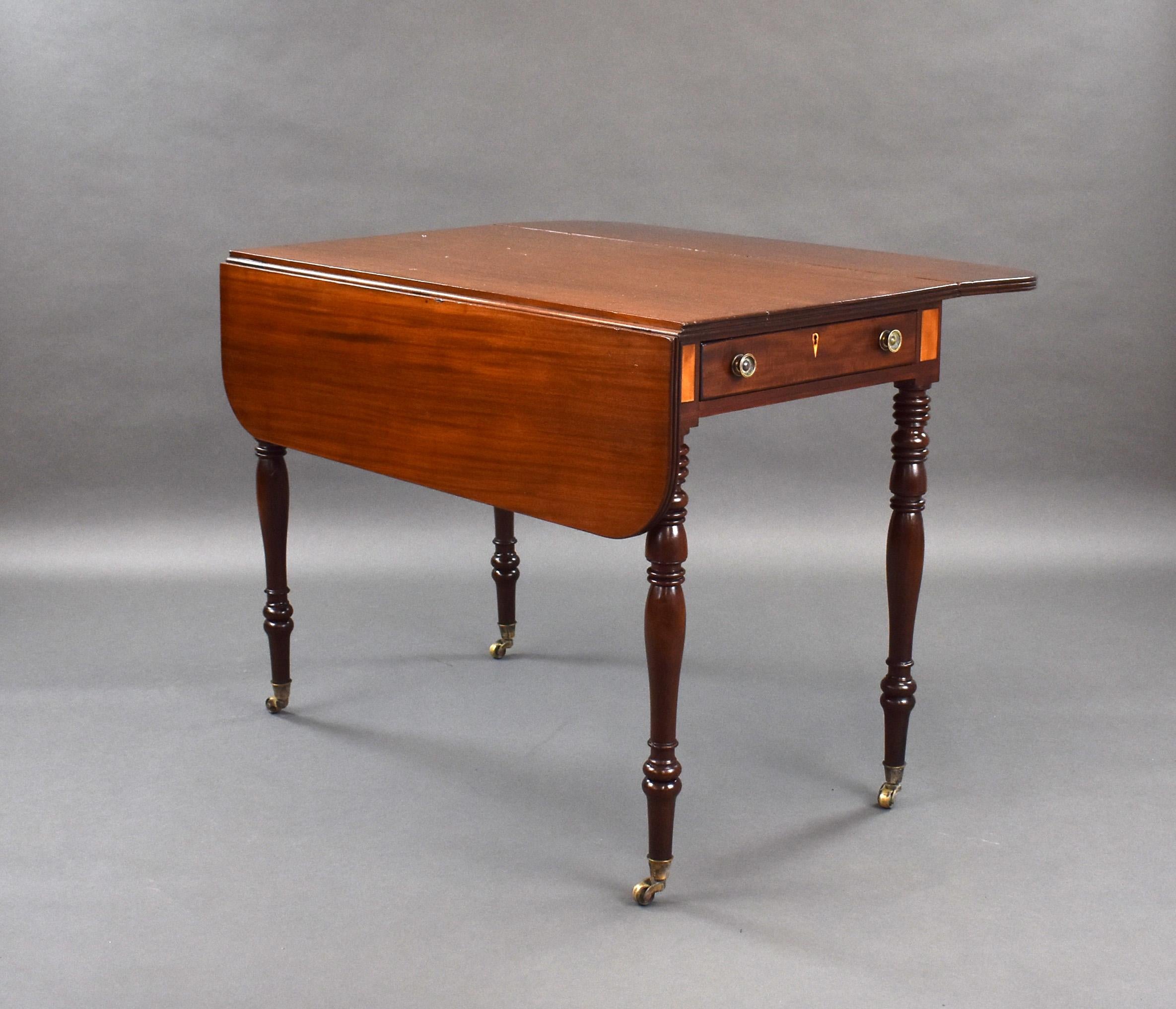 Table Pembroke en acajou de style Régence anglaise du 19e siècle, à abattant en vente 1