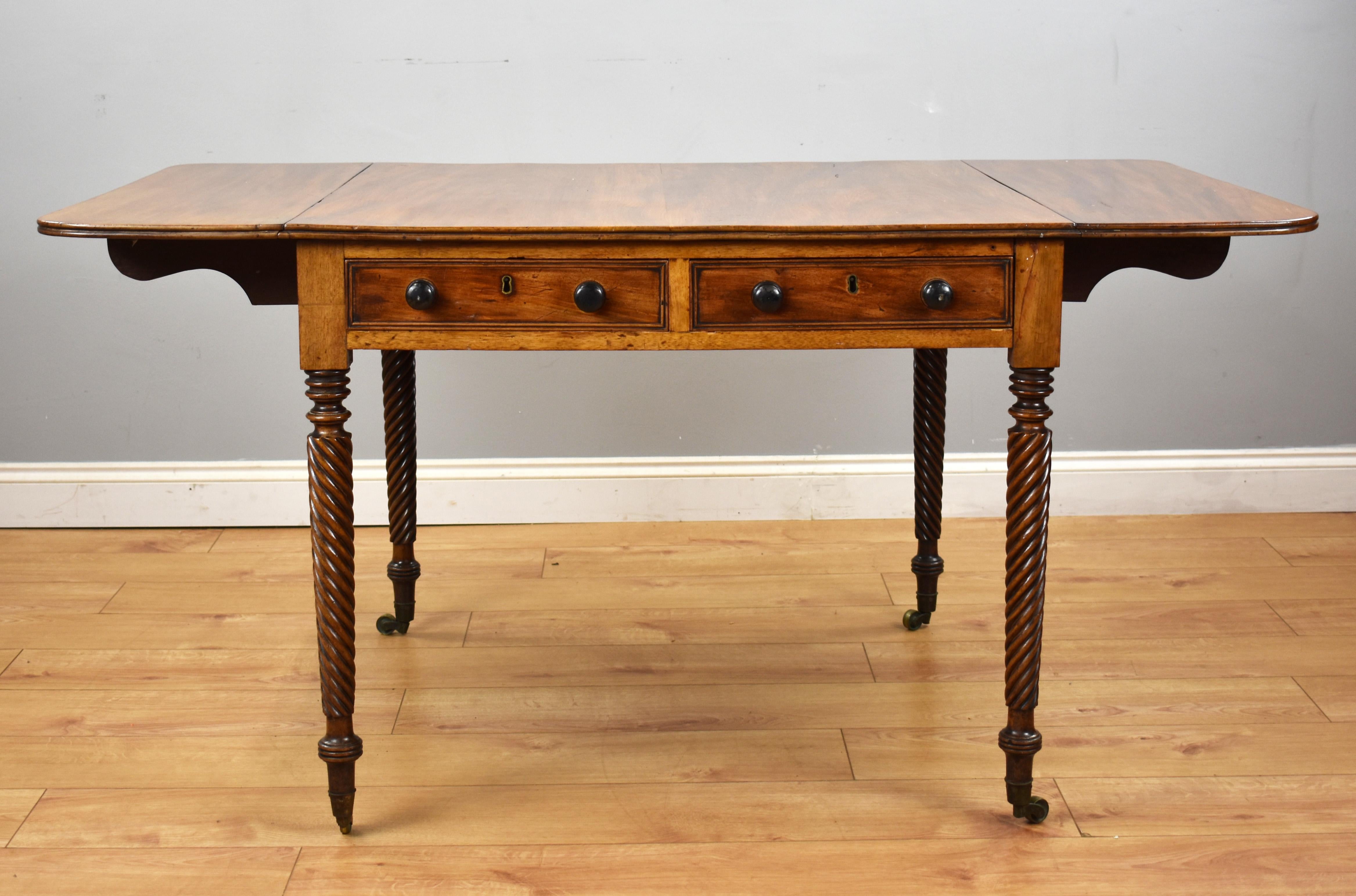 Englischer Regency-Mahagoni-Tisch mit ausklappbaren Bändern aus dem 19. Jahrhundert im Zustand „Gut“ im Angebot in Chelmsford, Essex
