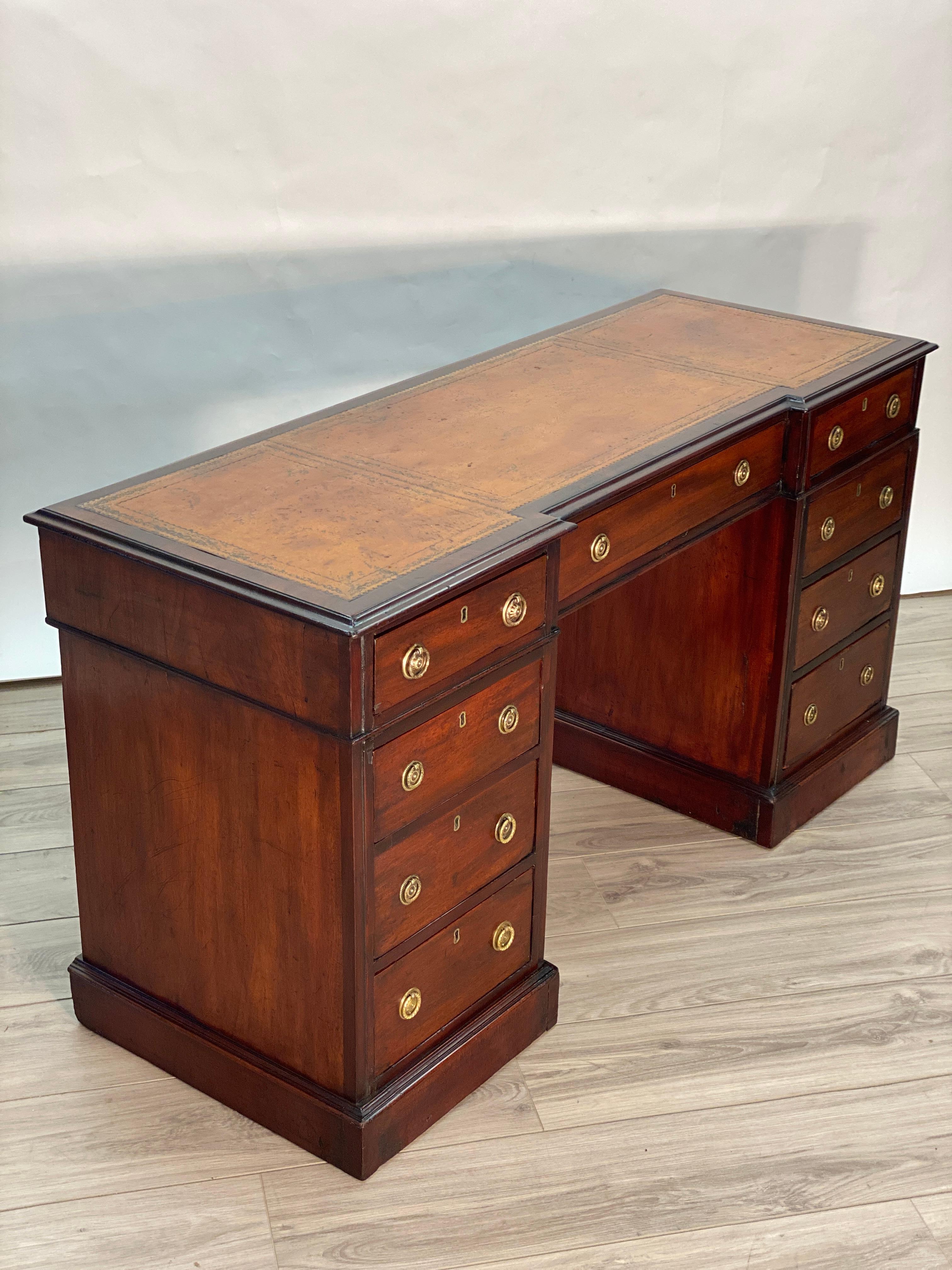 19th Century English Regency Mahogany Knee Hole Pedestal Desk In Good Condition In Nashville, TN