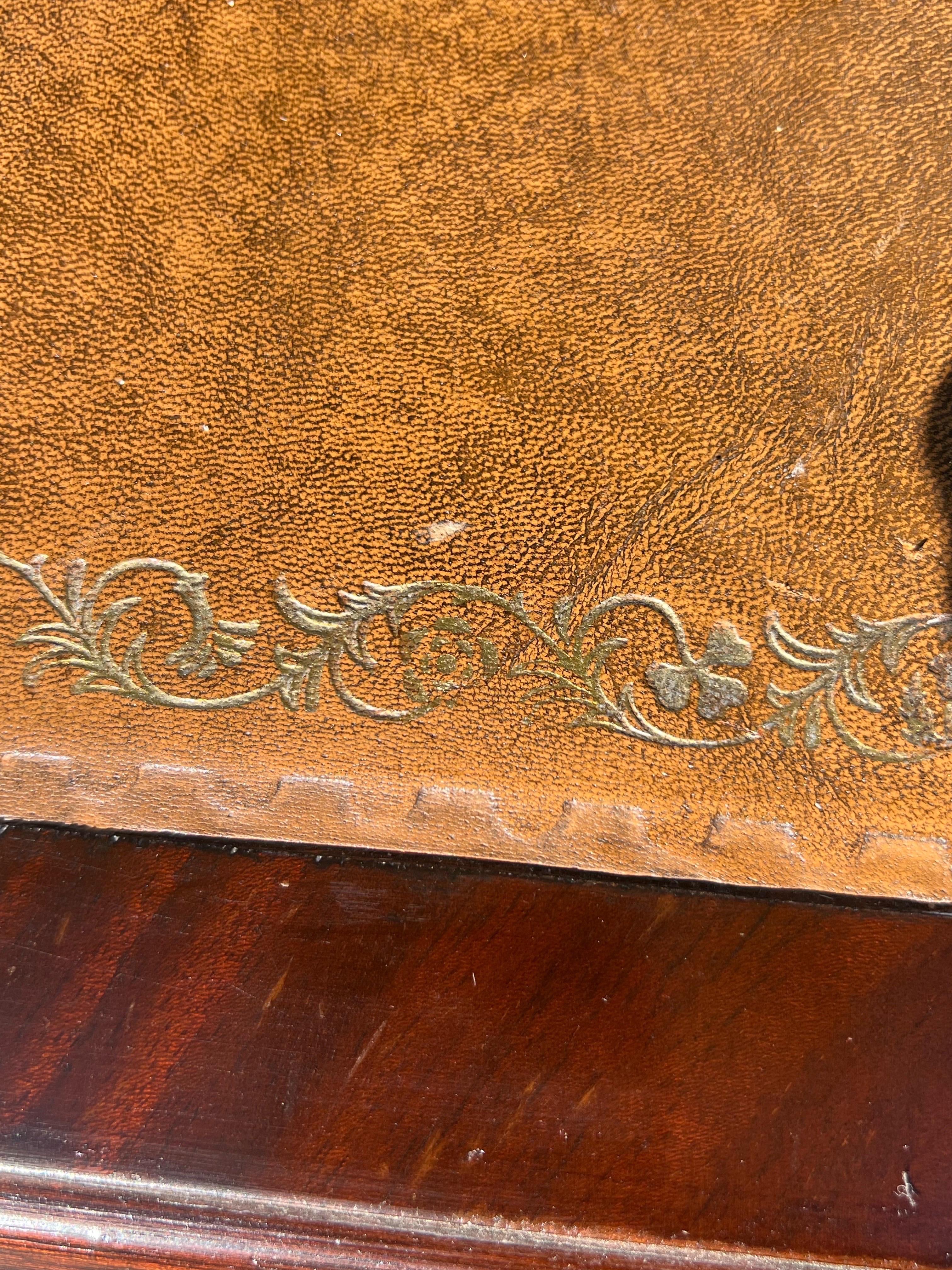 Bureau en acajou avec dessus en cuir de style Régence anglaise du 19e siècle en vente 2