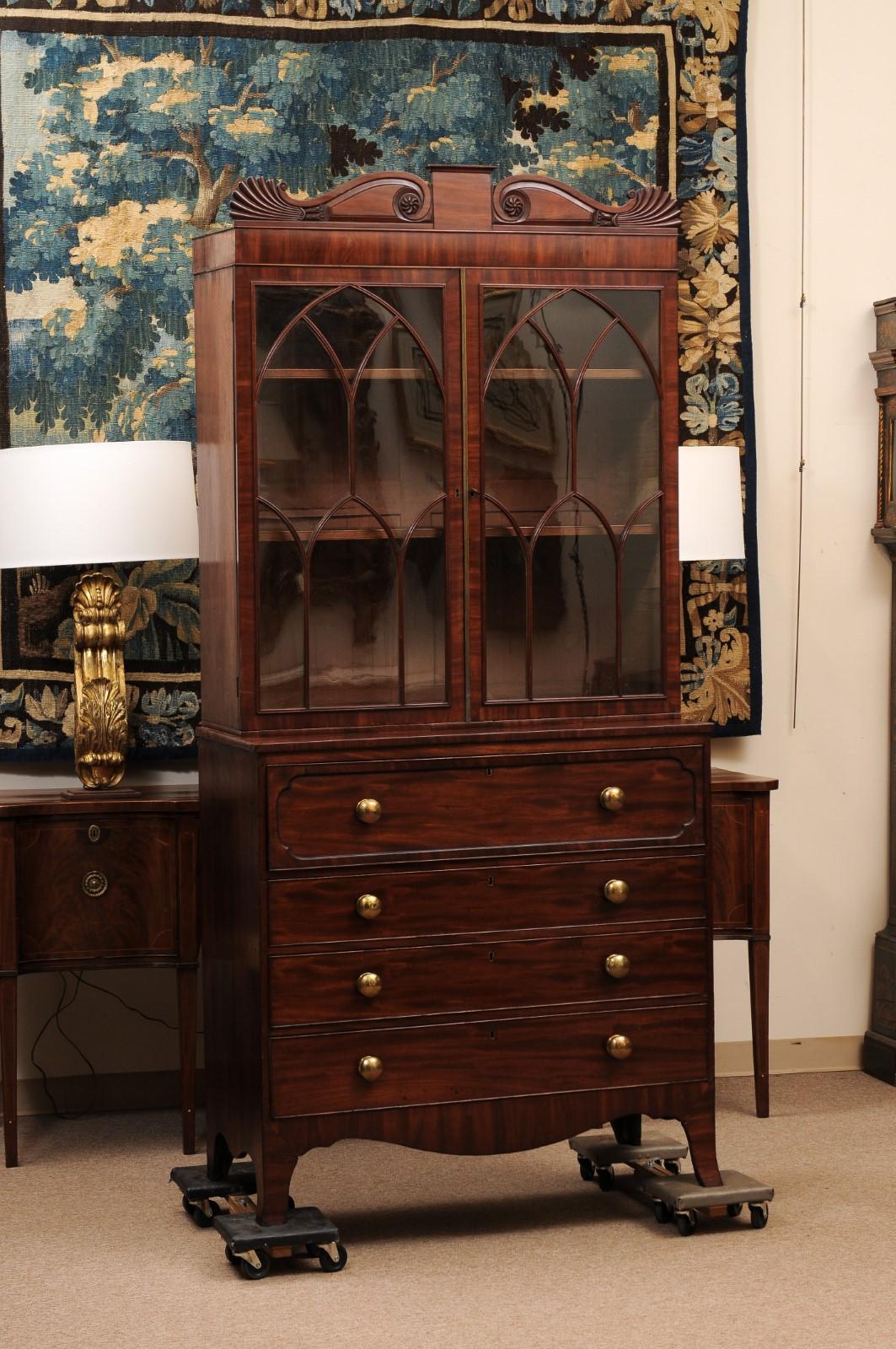 Inglese Libreria inglese Regency in mogano del XIX secolo con pomelli in ottone in vendita