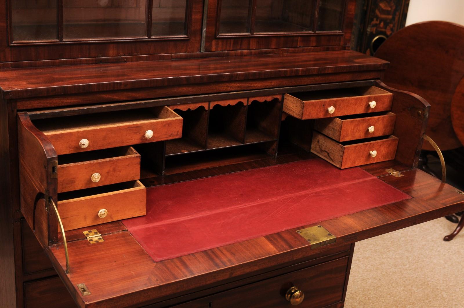 Mogano Libreria inglese Regency in mogano del XIX secolo con pomelli in ottone in vendita