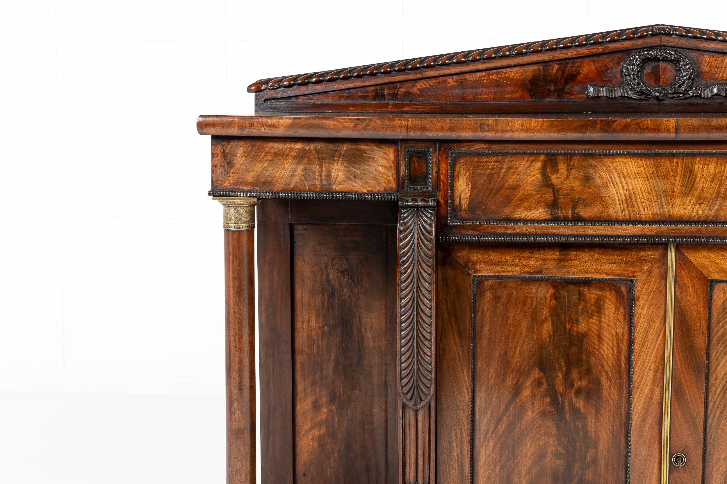 Un eccellente mobile laterale inglese della Reggenza in mogano e ormolu in stile greco.

Questo imponente mobile regency è un vero e proprio design multiuso. La combinazione di superfici piane e armadietti suggerisce che il pezzo potrebbe essere