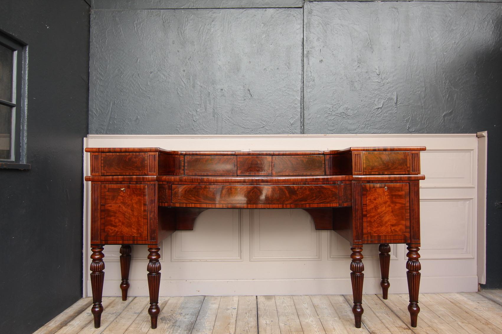 19th Century English Regency Mahogany Sideboard In Good Condition For Sale In Dusseldorf, DE