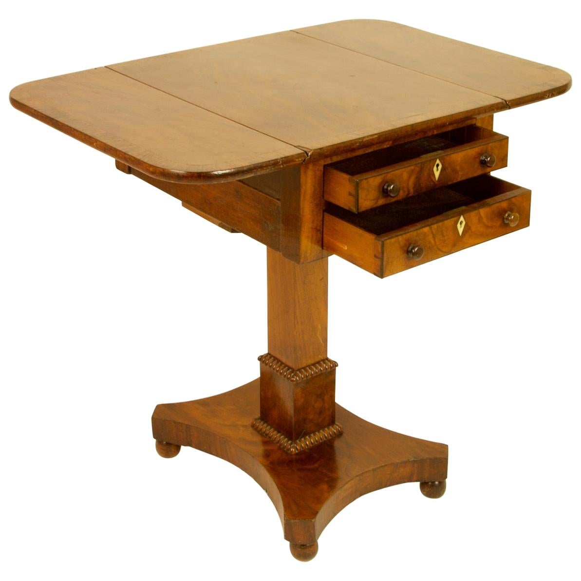 Petite table d'appoint Regency anglaise du 19ème siècle en acajou Pembroke ou à feuilles tombantes