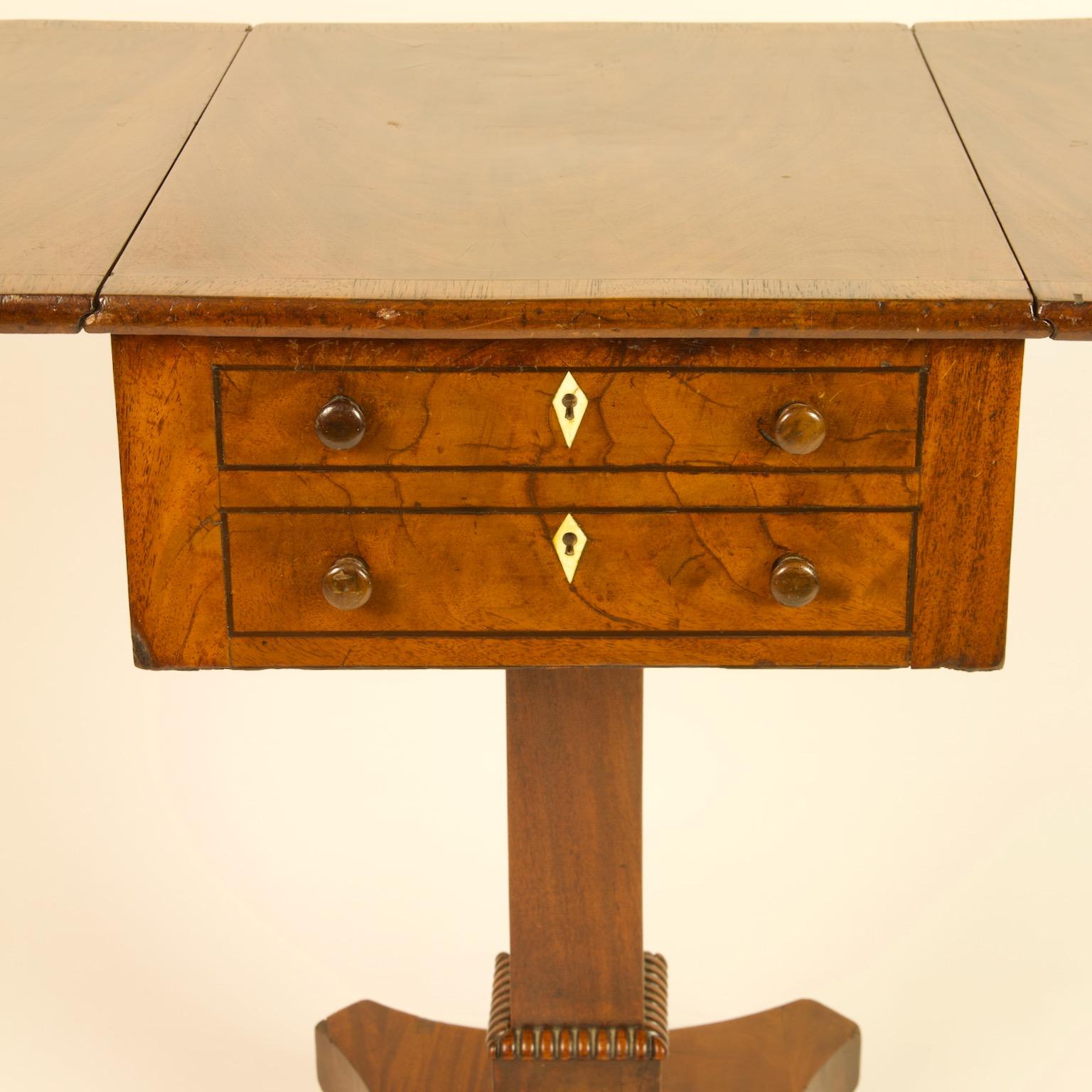 Petite table d'appoint Regency anglaise du 19ème siècle en acajou Pembroke ou à feuilles tombantes en vente 4