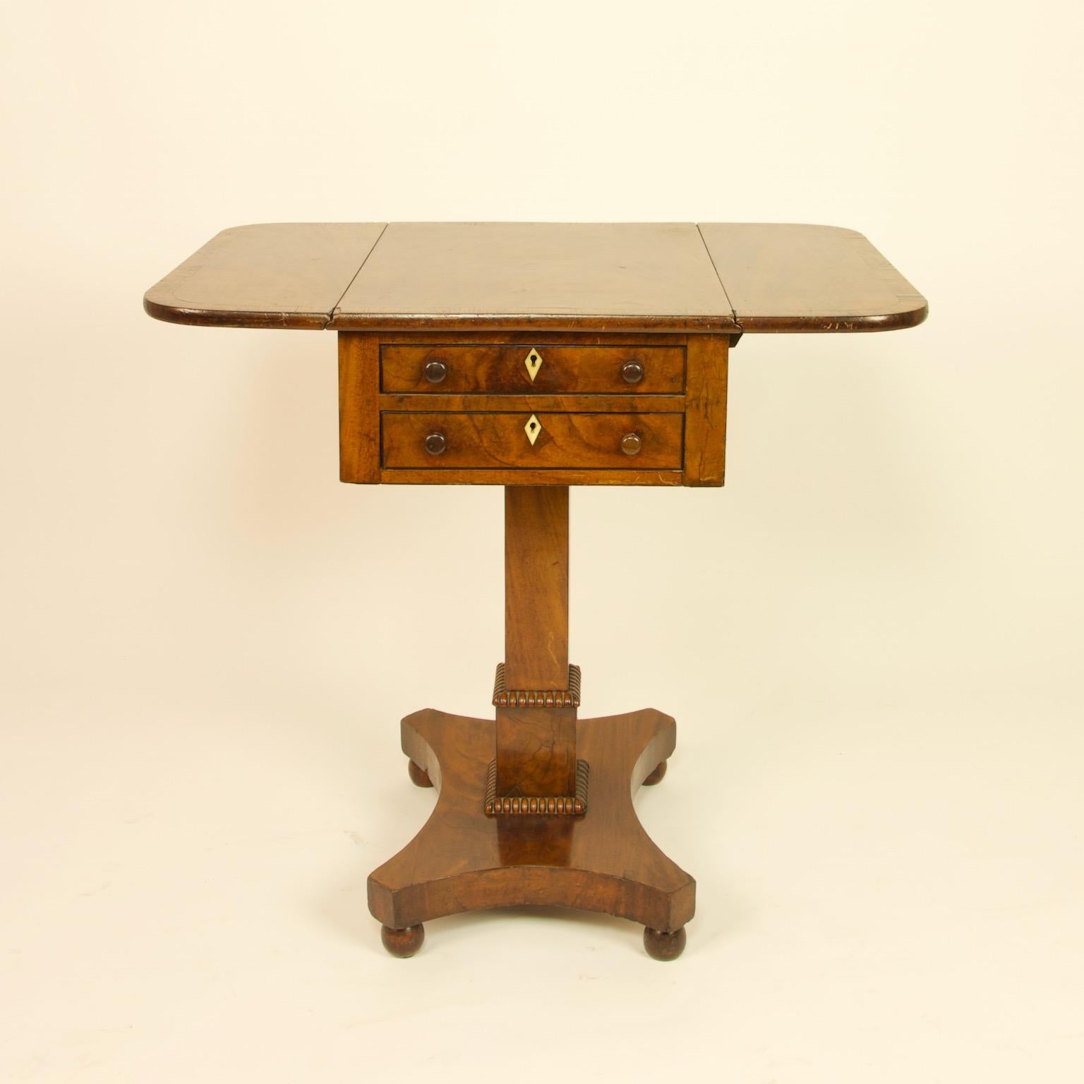 19th Century English Regency Mahogany Small Pembroke or Drop-Leaf Side Table For Sale 2
