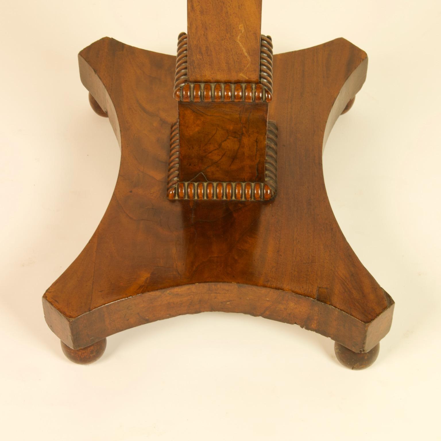 Petite table d'appoint Regency anglaise du 19ème siècle en acajou Pembroke ou à feuilles tombantes en vente 2