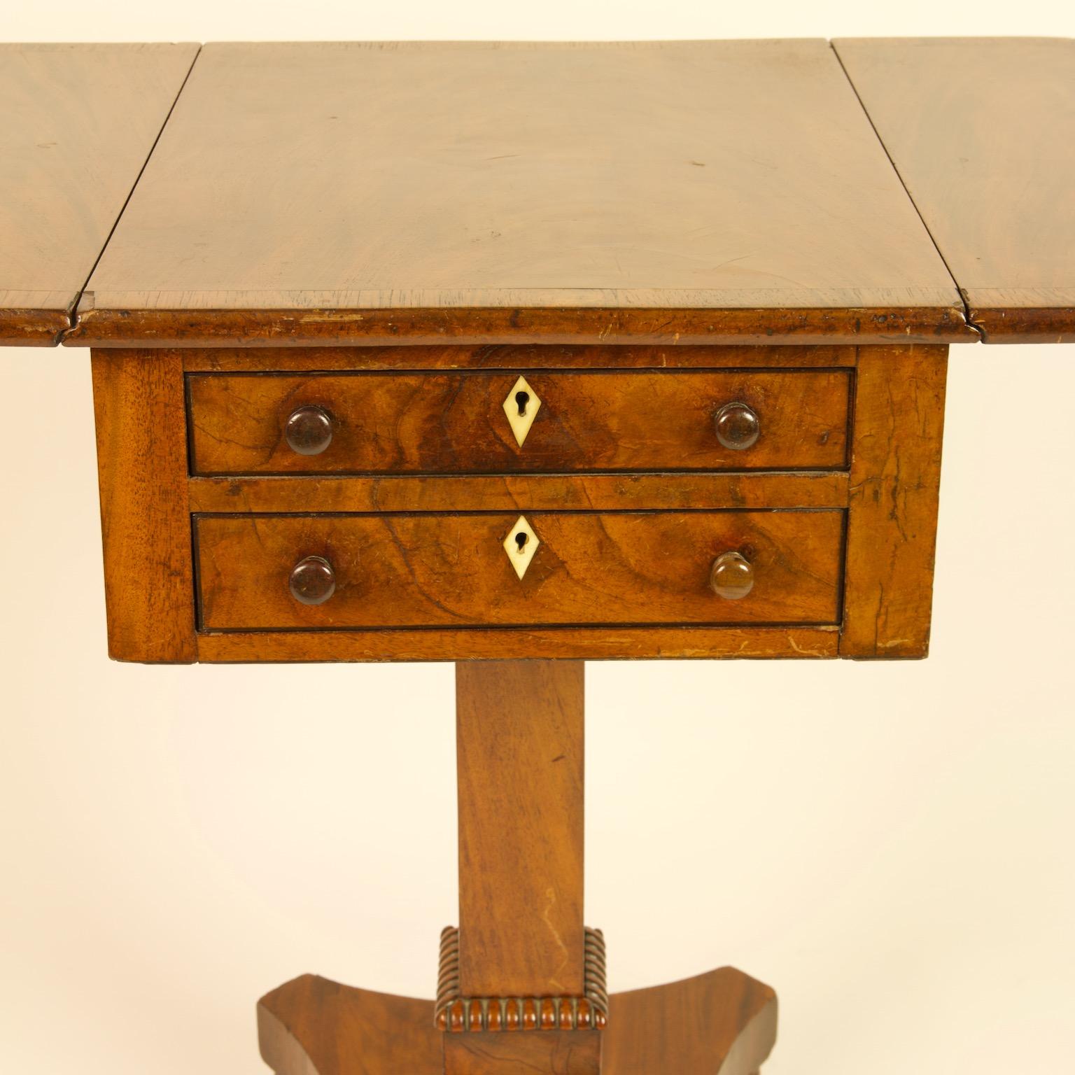 19th Century English Regency Mahogany Small Pembroke or Drop-Leaf Side Table For Sale 4