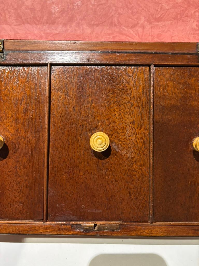 Porta tè in mogano della Reggenza inglese del XIX secolo con intarsio di conchiglia in vendita 9