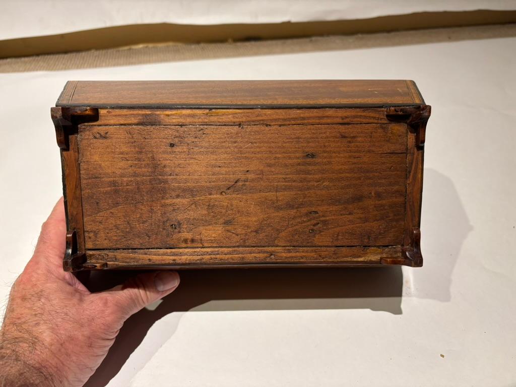 Porta tè in mogano della Reggenza inglese del XIX secolo con intarsio di conchiglia in vendita 13