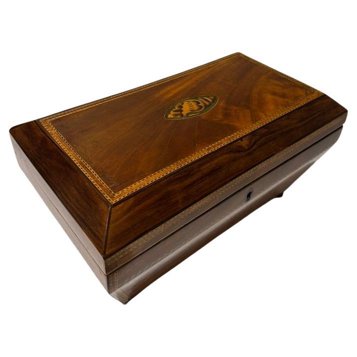 Fatto a mano Porta tè in mogano della Reggenza inglese del XIX secolo con intarsio di conchiglia in vendita