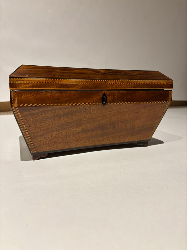 Osso Porta tè in mogano della Reggenza inglese del XIX secolo con intarsio di conchiglia in vendita