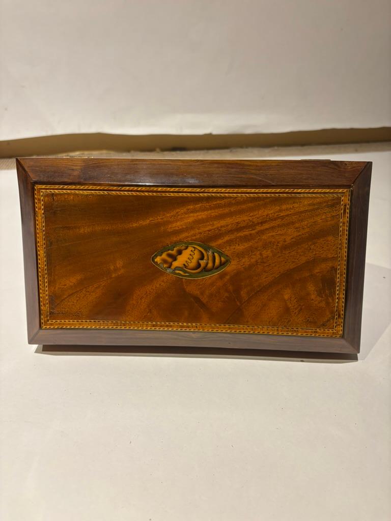 Porta tè in mogano della Reggenza inglese del XIX secolo con intarsio di conchiglia in vendita 2