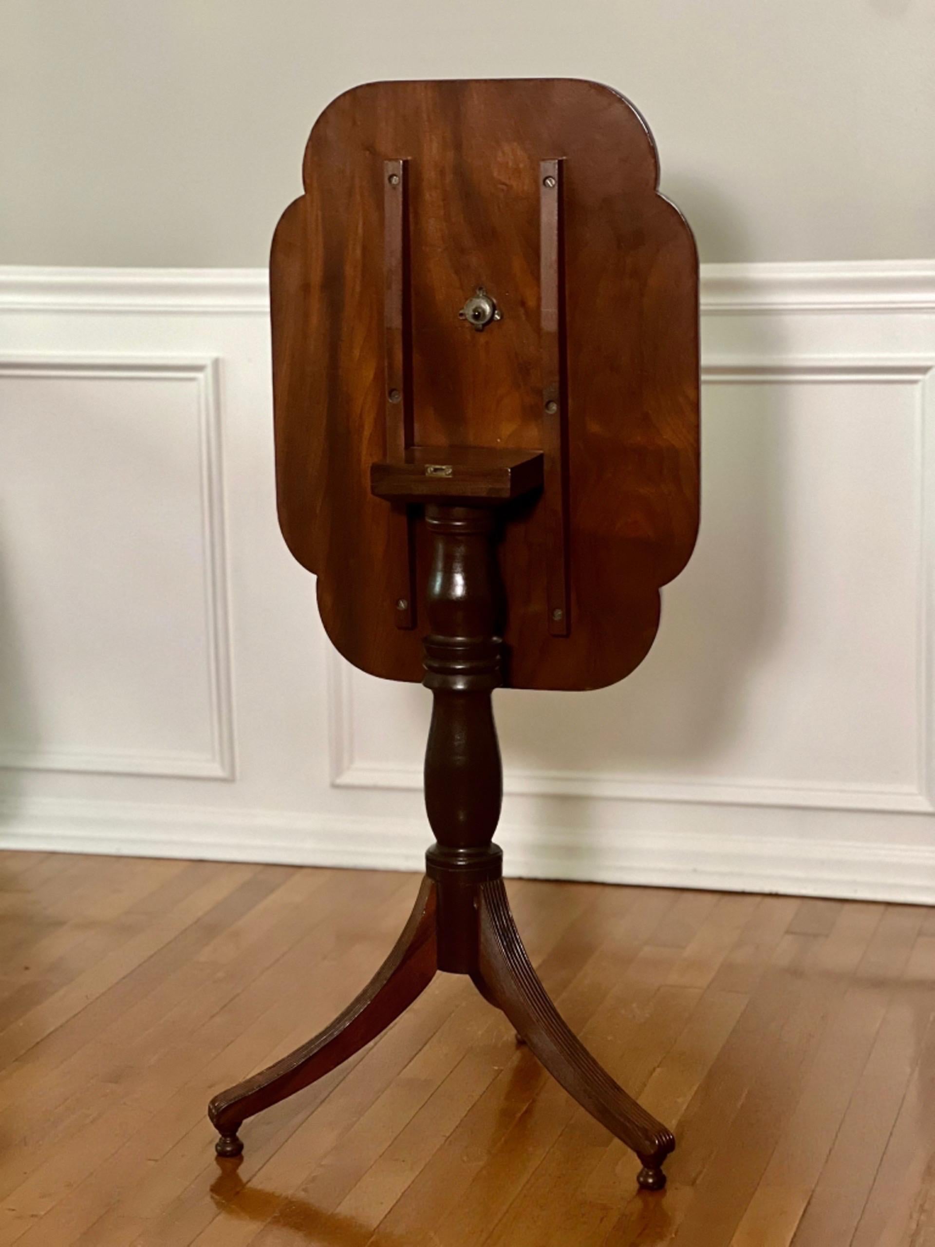 19th Century English Regency Mahogany Tilt-Top Table For Sale 5
