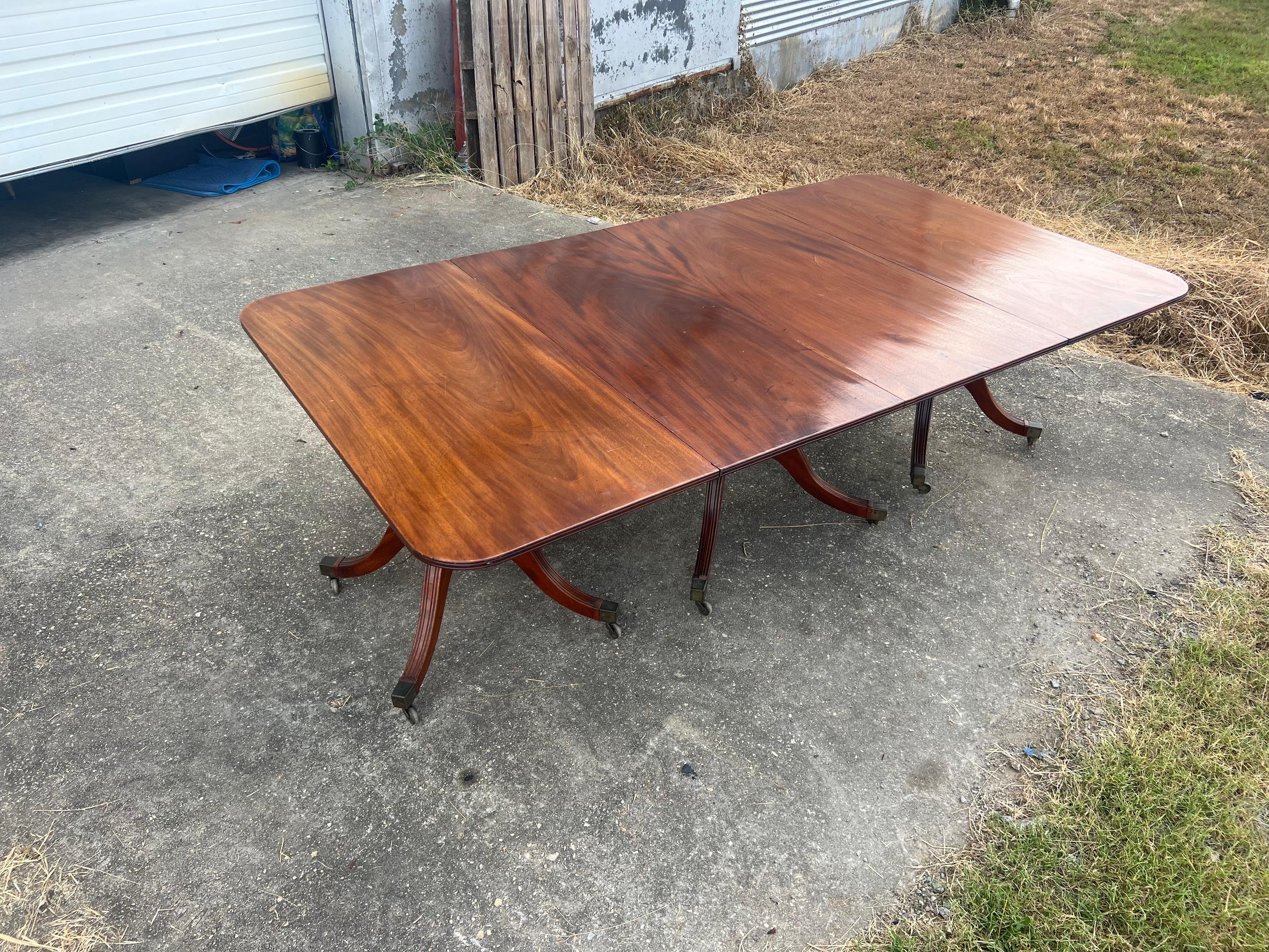 19th Century English Regency Mahogany Triple Pedestal Dining Table In Good Condition In Charleston, SC