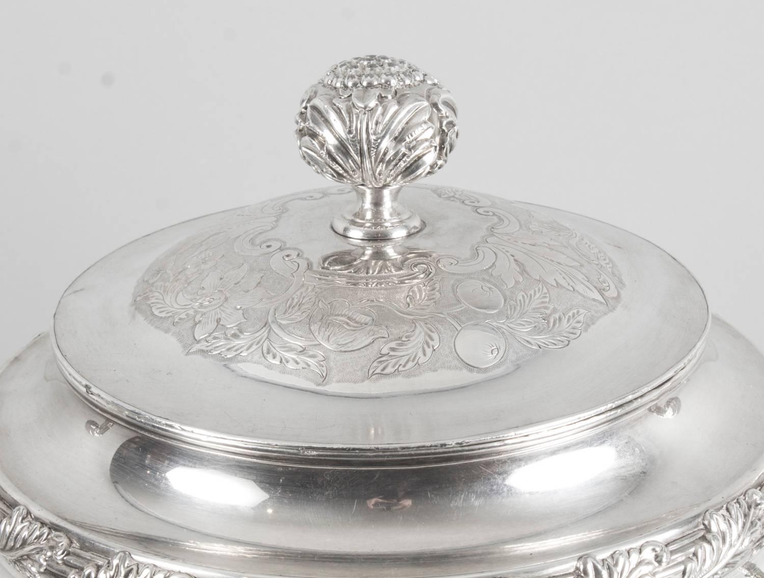 This is a wonderful antique Regency Old Sheffield silver plated Samovar, Circa 1830 in date.

It is silver plated on copper and has beautiful embossed and engraved foliate and floral decoration.

A traditional samovar consists of a large metal