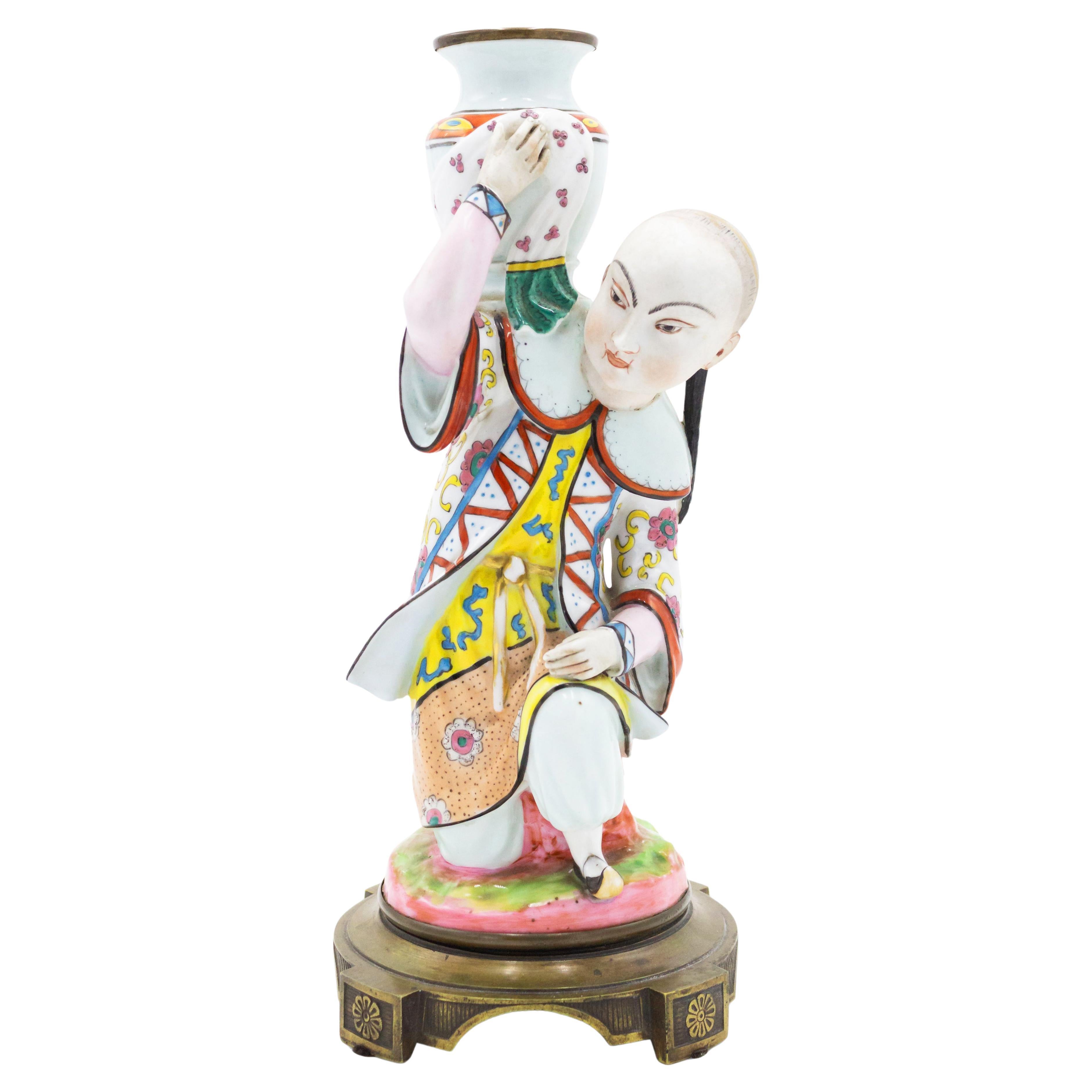 Figuraler englischer Regency-Kerzenleuchter aus Goldbronze und Porzellan aus dem 19. Jahrhundert im Angebot