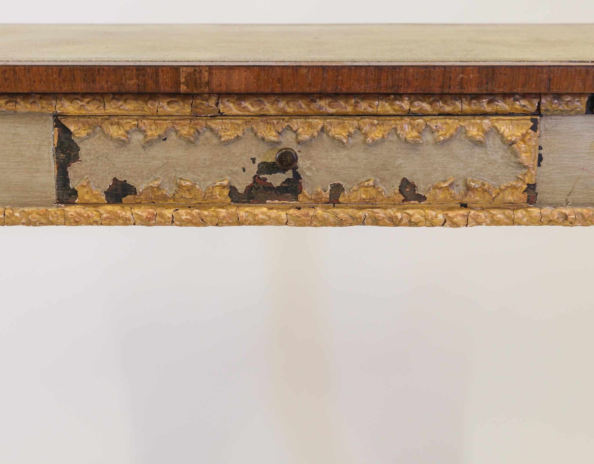 Pequeña mesa de escritorio del siglo XIX inglesa de la Regencia pintada con gesso dorado envejecido en venta 4