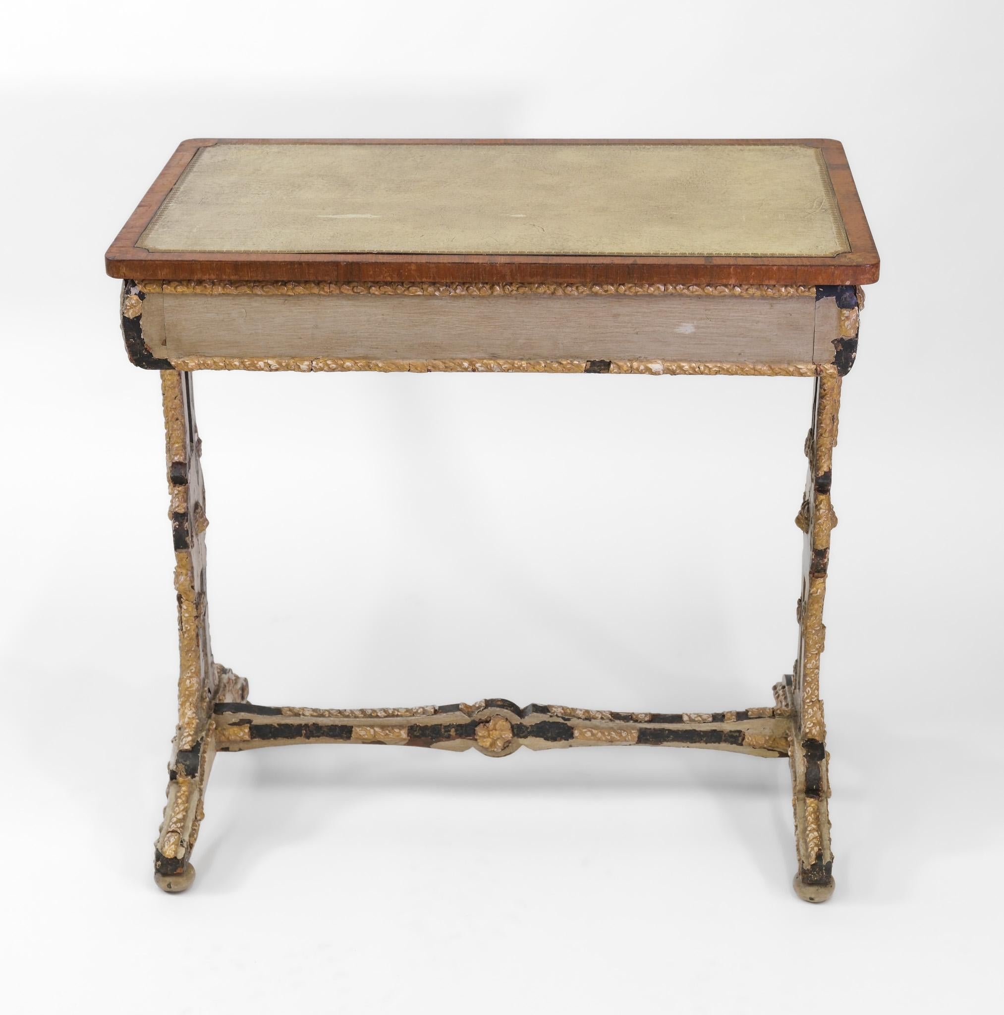 Pequeña mesa de escritorio del siglo XIX inglesa de la Regencia pintada con gesso dorado envejecido en venta 6
