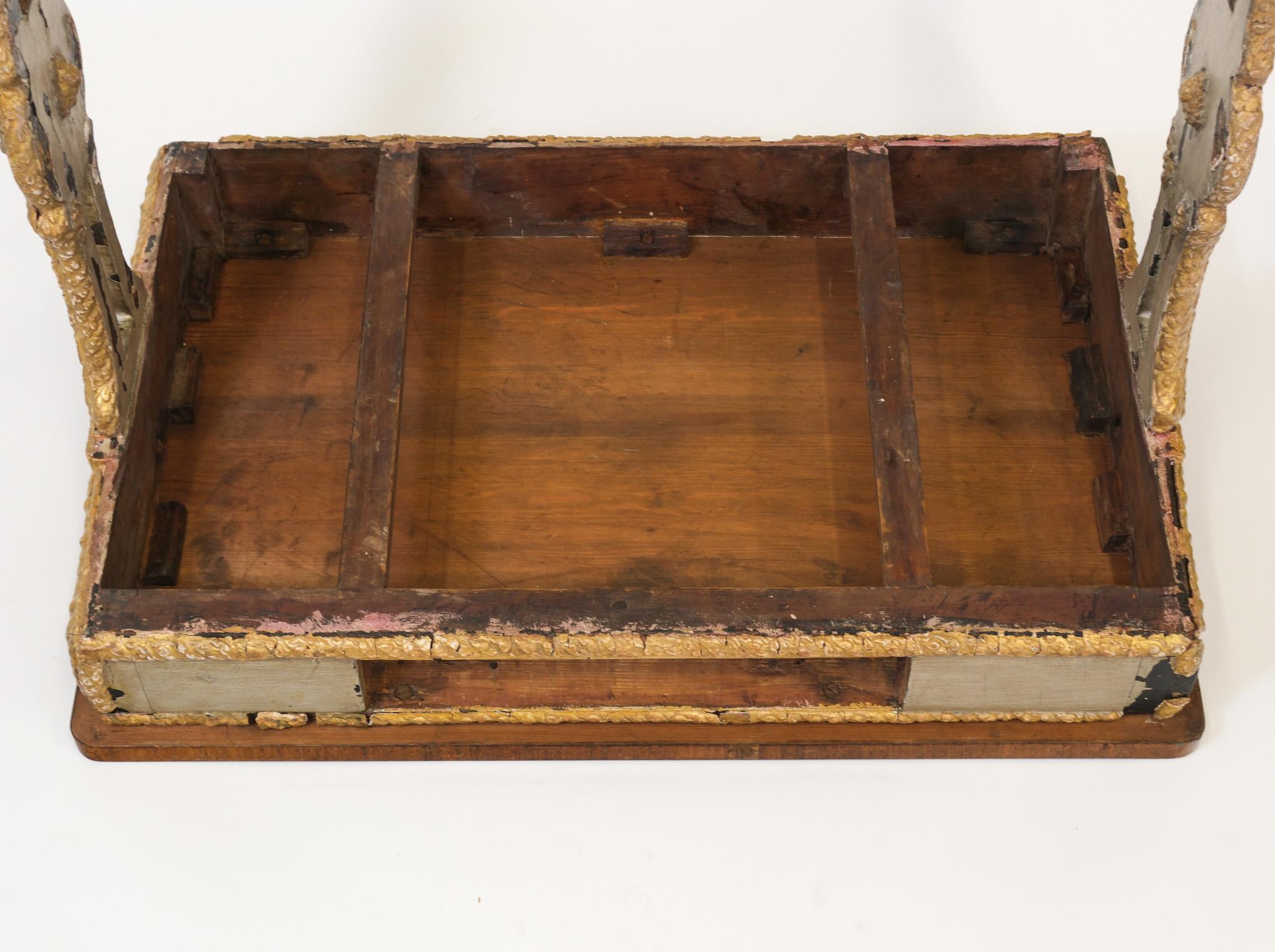 Pequeña mesa de escritorio del siglo XIX inglesa de la Regencia pintada con gesso dorado envejecido en venta 7