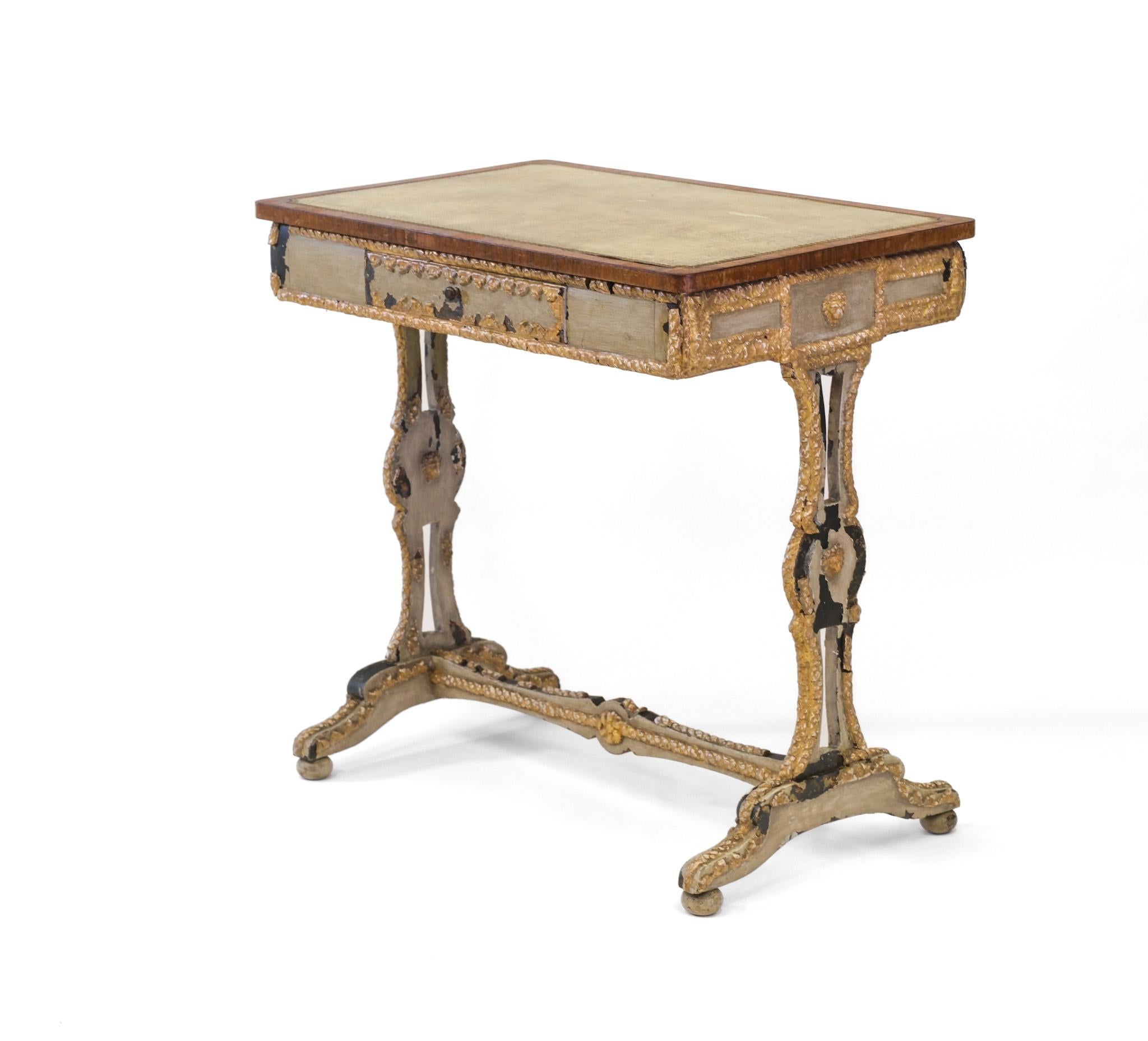 Pequeña mesa de escritorio del siglo XIX, pintada y dorada con gesso. Alrededor de 1820.

La mesa está intacta, con el acabado original pintado de verde azulado y gesso dorado. Rezuma encanto con su acabado muy desgastado. La parte superior tiene un