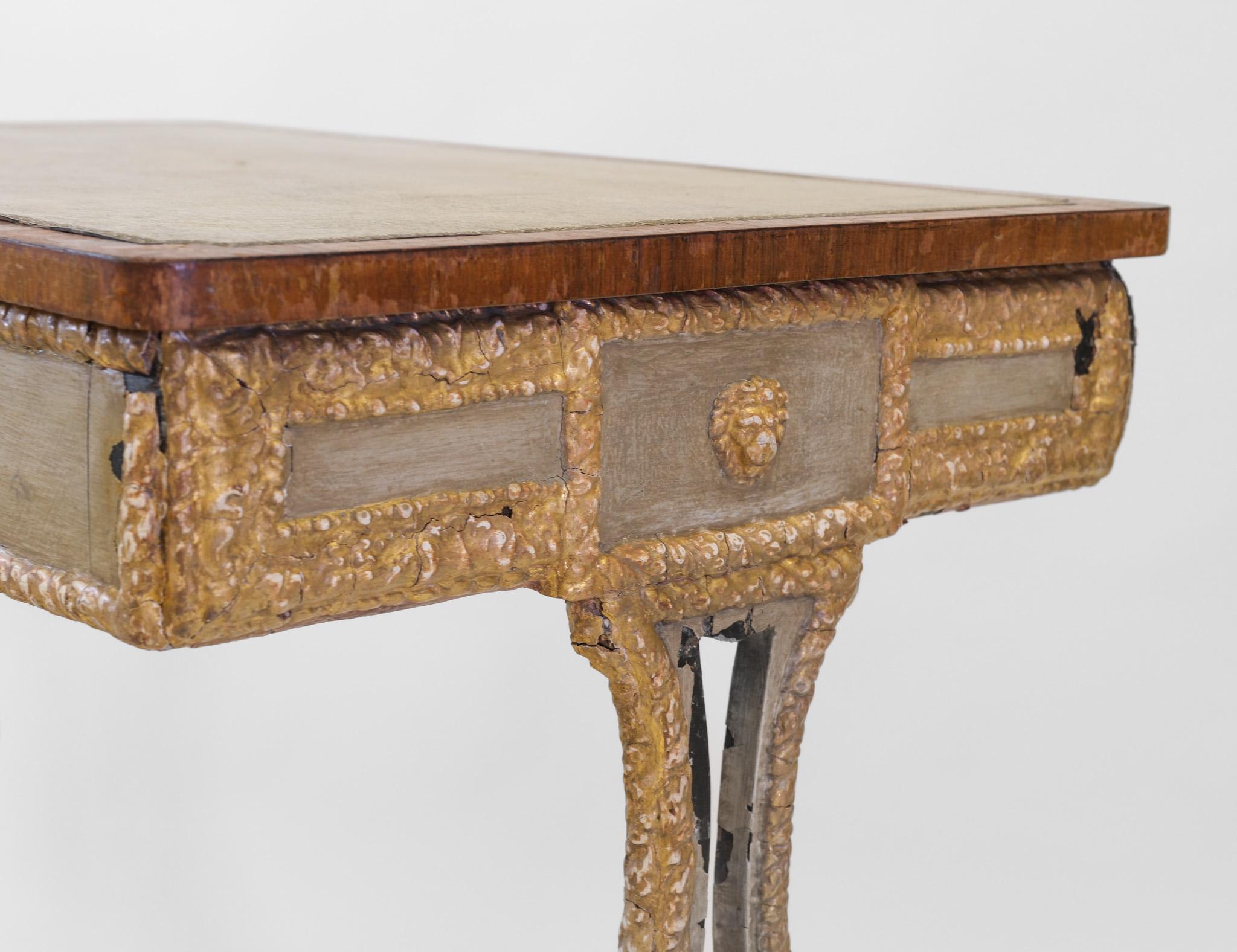 Pequeña mesa de escritorio del siglo XIX inglesa de la Regencia pintada con gesso dorado envejecido Británico en venta