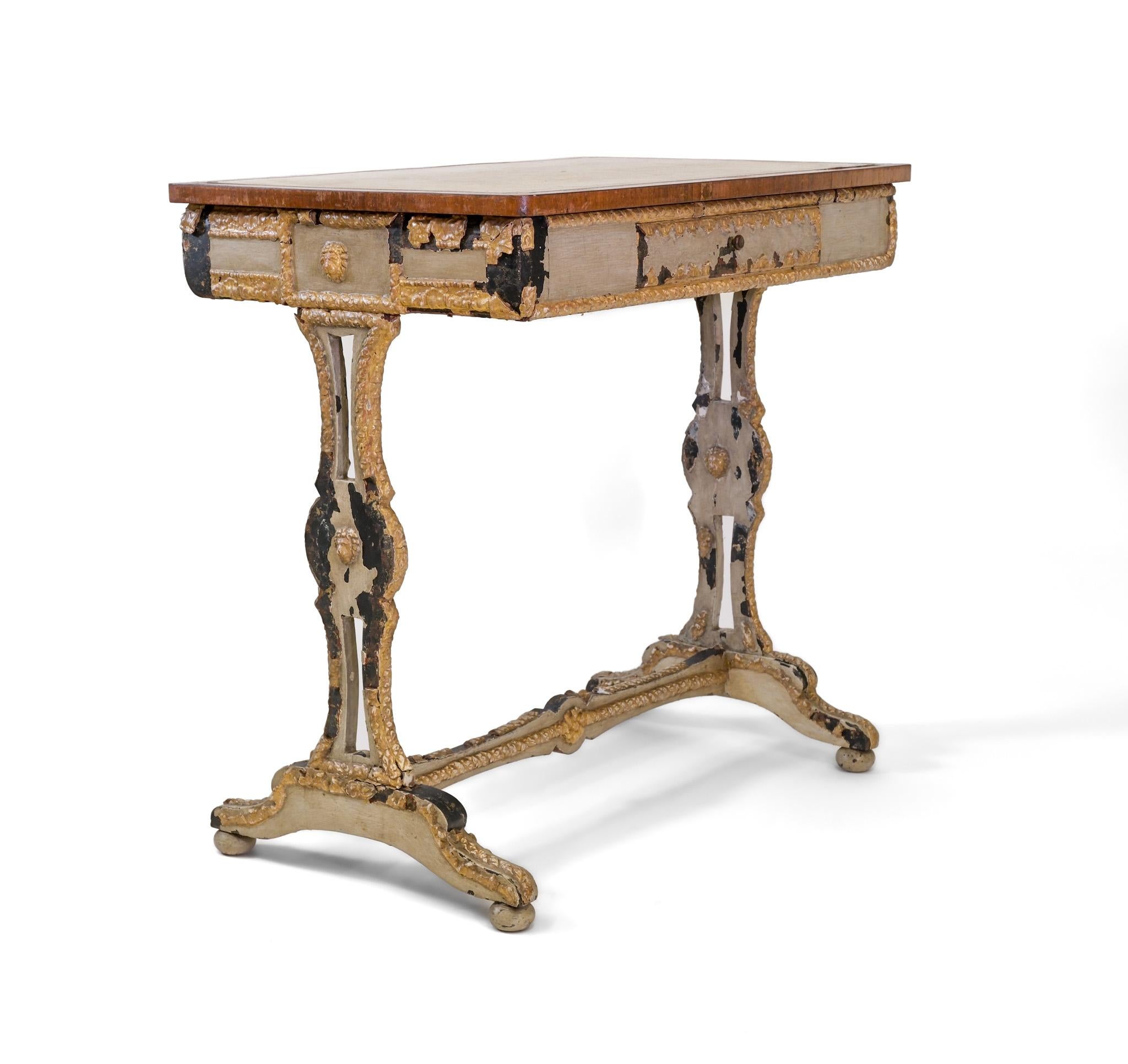 Pequeña mesa de escritorio del siglo XIX inglesa de la Regencia pintada con gesso dorado envejecido en Desgastado estado para la venta en Norwich, GB