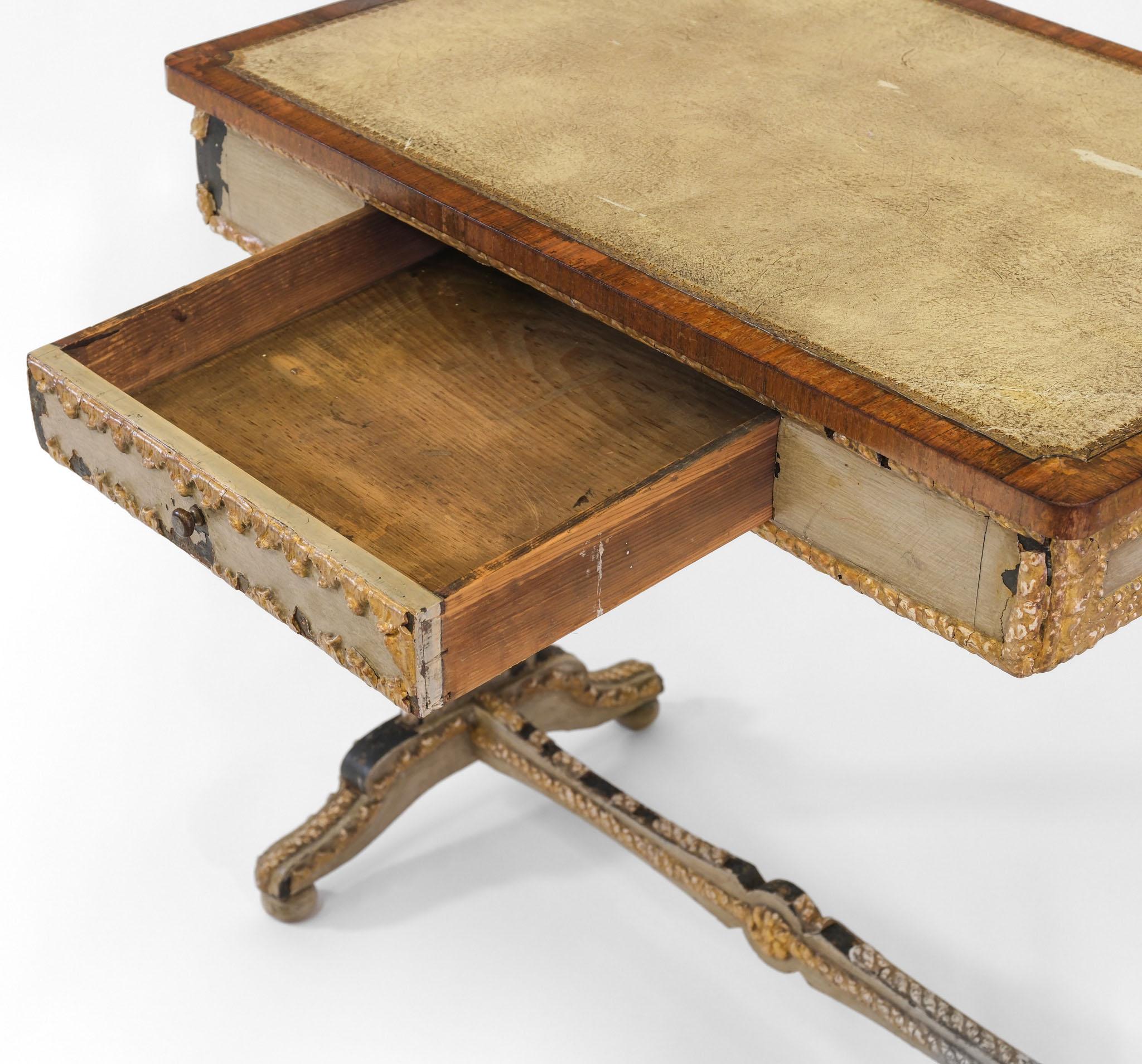 Pequeña mesa de escritorio del siglo XIX inglesa de la Regencia pintada con gesso dorado envejecido en venta 1