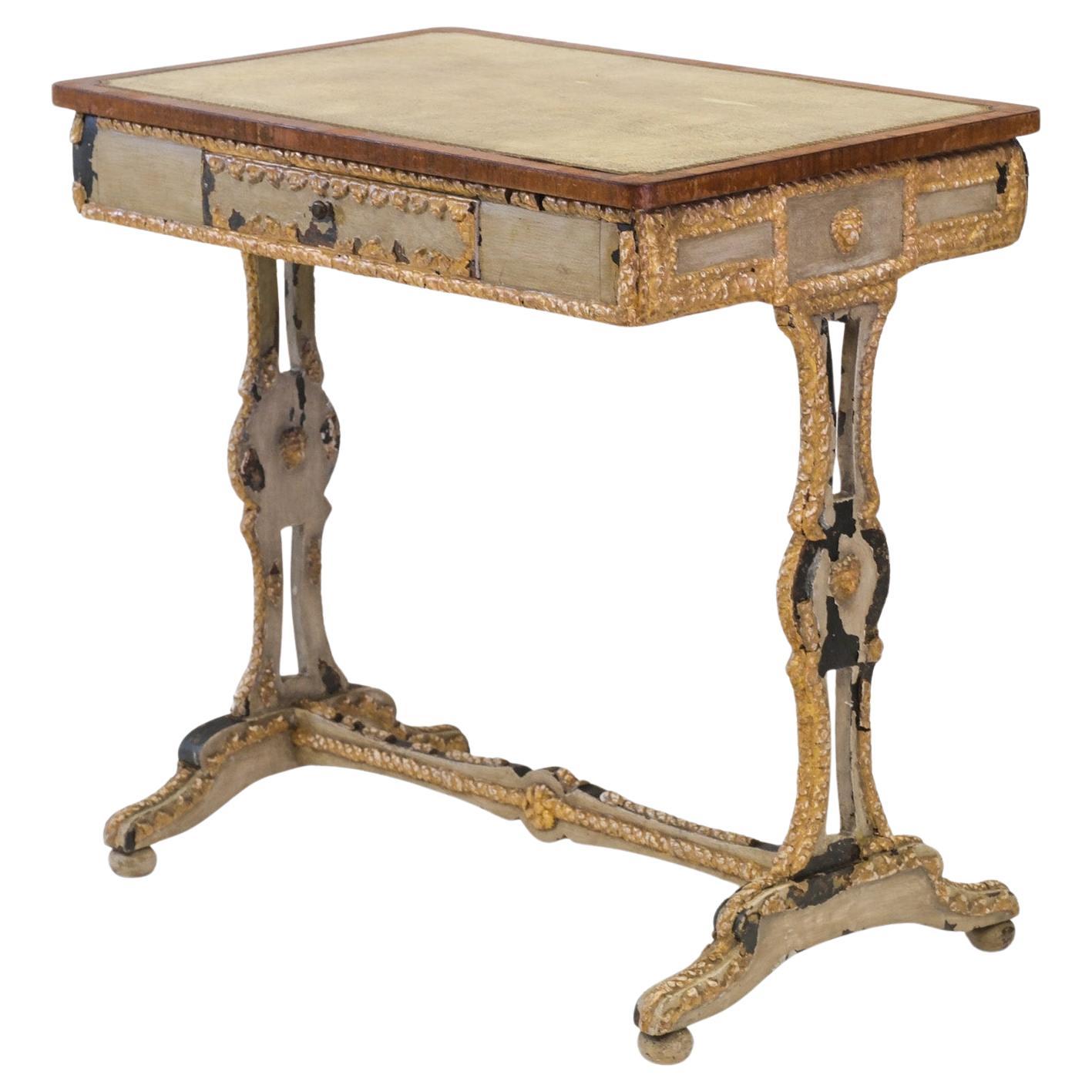 Pequeña mesa de escritorio del siglo XIX inglesa de la Regencia pintada con gesso dorado envejecido en venta