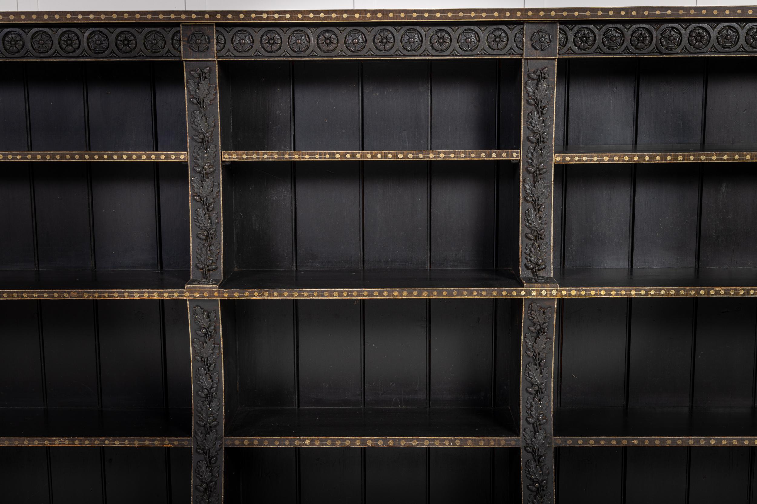 Très inhabituelle bibliothèque ouverte peinte anglaise du 19ème siècle.

Cette bibliothèque ouverte extrêmement intéressante présente une finition peinte sur toute sa surface, des zones en simili bois de rose avec une incrustation simulée appliquée