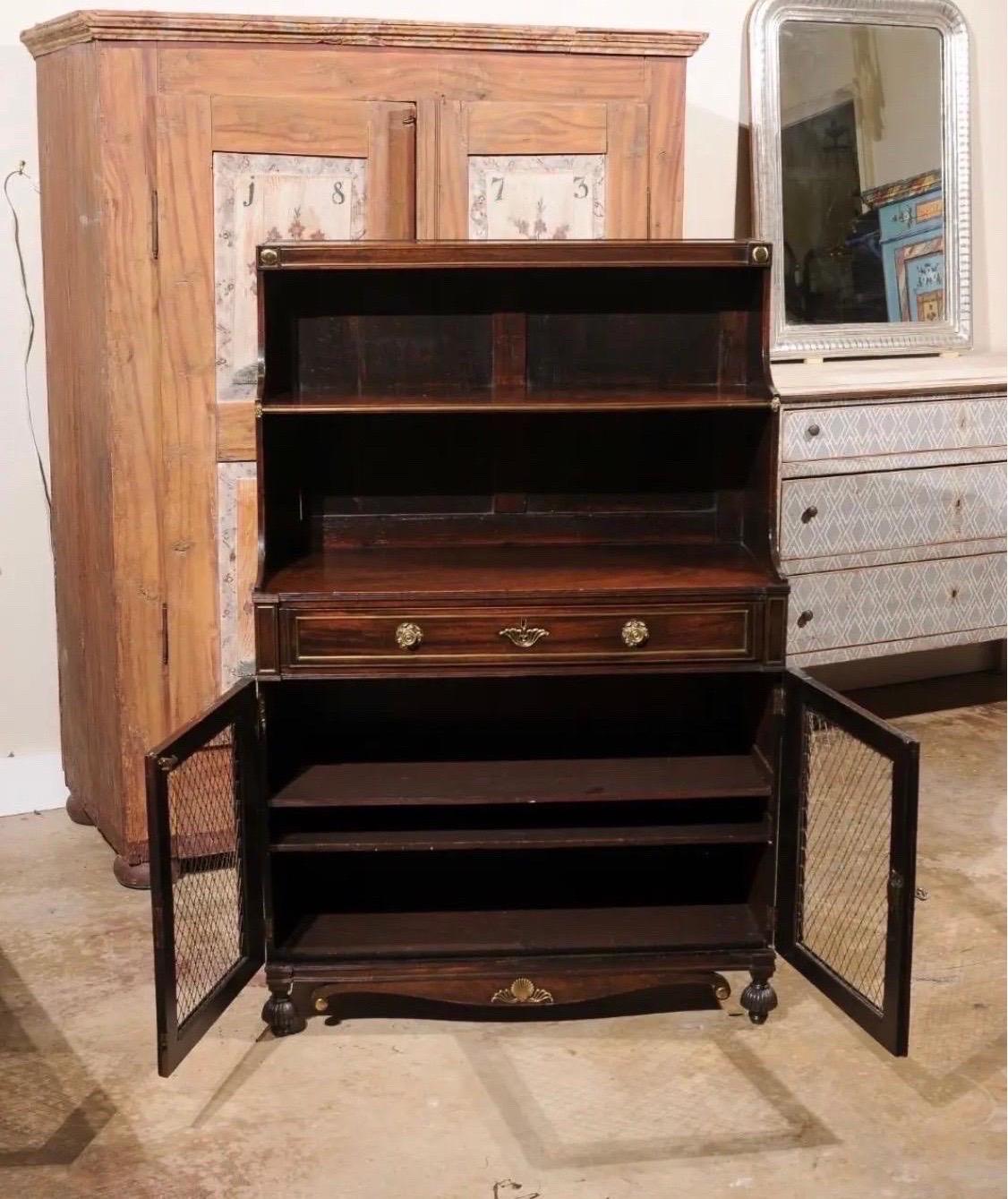 Chiffonnier d'époque Régence anglaise du 19ème siècle avec accessoires en laiton en vente 4