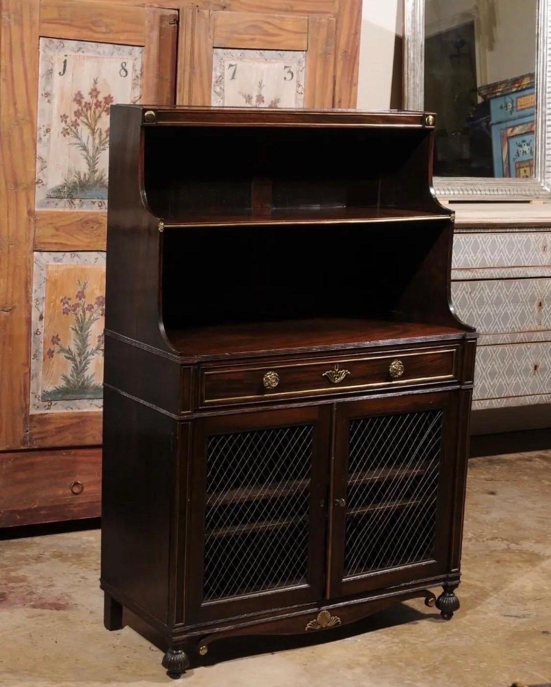 Ce meuble à chiffonier de la période Eleg Regency est un meuble étonnant qui respire l'élégance et la sophistication. Fabriqué à l'époque de la Régence, ce meuble témoigne de la qualité de l'exécution et de l'attention portée aux détails,